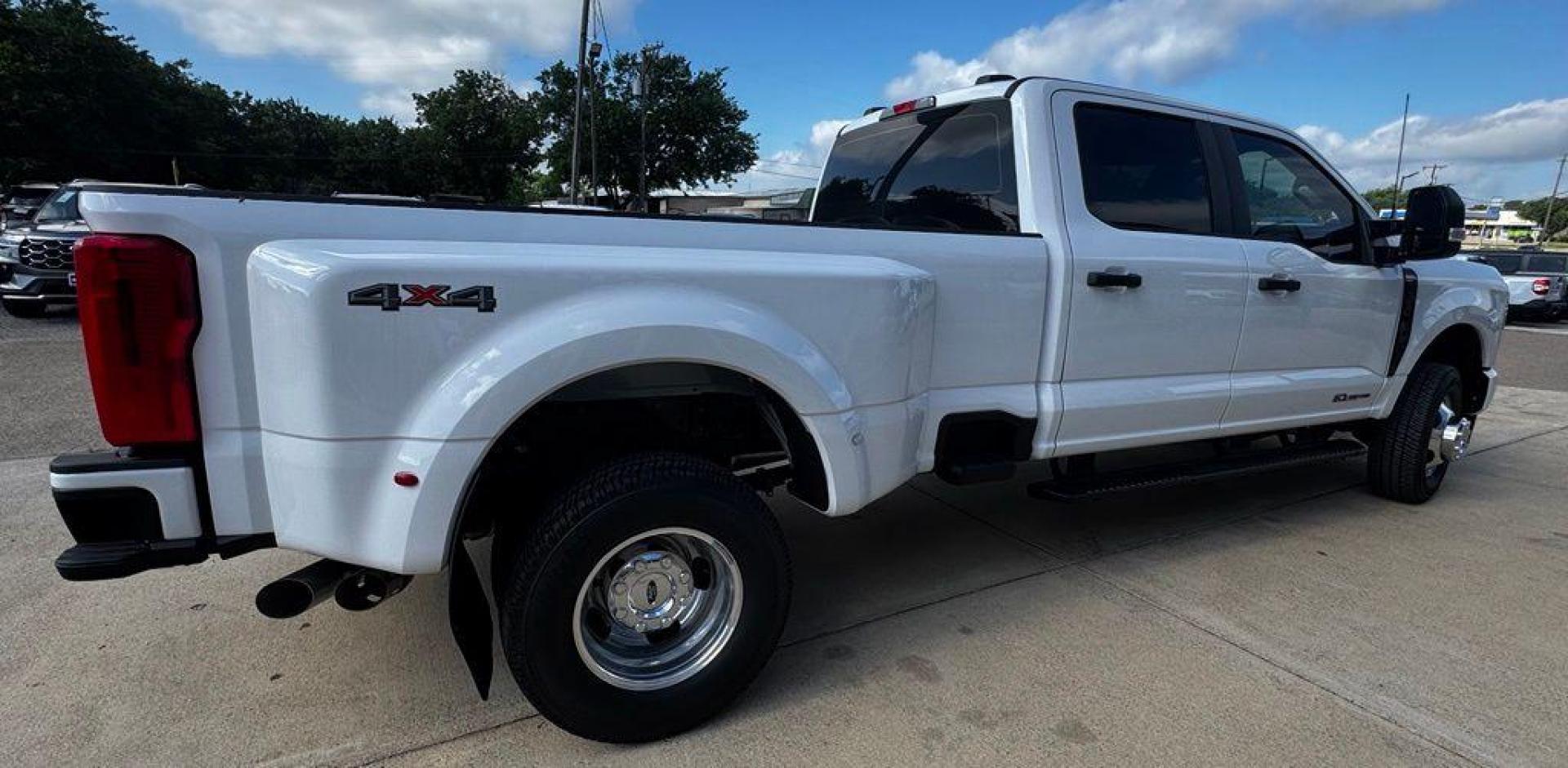2026 Oxford White /Med Dark Slate Ford F-350SD XL (1FT8W3DT9TE) with an Power Stroke 6.7L V8 DI 32V OHV Turbodiesel engine, Automatic transmission, located at 1105 E Mulberry, Kaufman, TX, 75142, (972) 962-2151, 32.589550, -96.300926 - $4,157 off MSRP!<br><br>4WD.<br>Oxford White 2026 Ford F-350SD 4D Crew Cab XL DRW 4WD 10-Speed Automatic Power Stroke 6.7L V8 DI 32V OHV Turbodiesel Price includes: $1000 - Employee Pricing Retail Customer Cash. Exp. 07/06/2026 - Photo#7