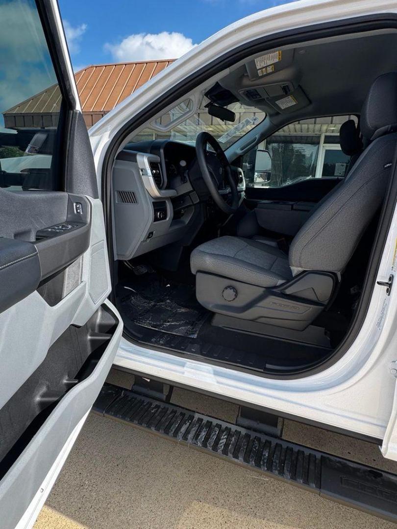 2026 Oxford White /Med Dark Slate Ford F-350SD XL (1FT8W3DT9TE) with an Power Stroke 6.7L V8 DI 32V OHV Turbodiesel engine, Automatic transmission, located at 1105 E Mulberry, Kaufman, TX, 75142, (972) 962-2151, 32.589550, -96.300926 - $4,157 off MSRP!<br><br>4WD.<br>Oxford White 2026 Ford F-350SD 4D Crew Cab XL DRW 4WD 10-Speed Automatic Power Stroke 6.7L V8 DI 32V OHV Turbodiesel Price includes: $1000 - Employee Pricing Retail Customer Cash. Exp. 07/06/2026 - Photo#11