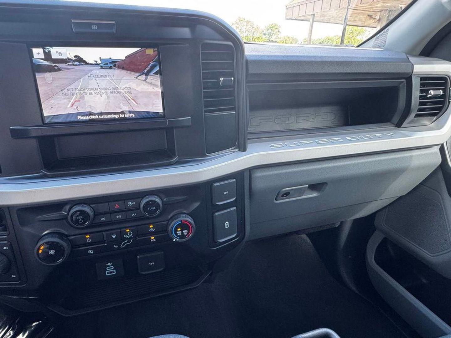 2026 Oxford White /Med Dark Slate Ford F-350SD XL (1FT8W3DT9TE) with an Power Stroke 6.7L V8 DI 32V OHV Turbodiesel engine, Automatic transmission, located at 1105 E Mulberry, Kaufman, TX, 75142, (972) 962-2151, 32.589550, -96.300926 - $4,157 off MSRP!<br><br>4WD.<br>Oxford White 2026 Ford F-350SD 4D Crew Cab XL DRW 4WD 10-Speed Automatic Power Stroke 6.7L V8 DI 32V OHV Turbodiesel Price includes: $1000 - Employee Pricing Retail Customer Cash. Exp. 07/06/2026 - Photo#17