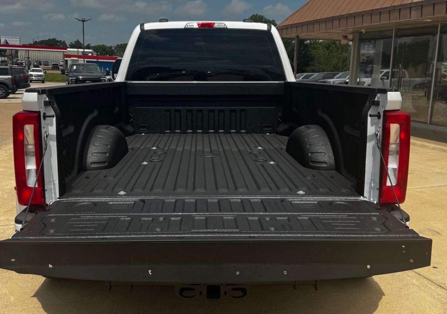 2026 Oxford White /Medium Dark Slate Ford F-350SD XL (1FT8W3DT9TE) with an Power Stroke 6.7L V8 DI 32V OHV Turbodiesel engine, Automatic transmission, located at 1105 E Mulberry, Kaufman, TX, 75142, (972) 962-2151, 32.589550, -96.300926 - $6,457 off MSRP!<br><br>4WD.<br>Oxford White 2026 Ford F-350SD 4D Crew Cab XL DRW 4WD 10-Speed Automatic Power Stroke 6.7L V8 DI 32V OHV Turbodiesel Price includes: $1000 - Retail Customer Cash. Exp. 09/30/2026 $1500 - Retail Customer Cash. Exp. 09/30/2026- Photo#26