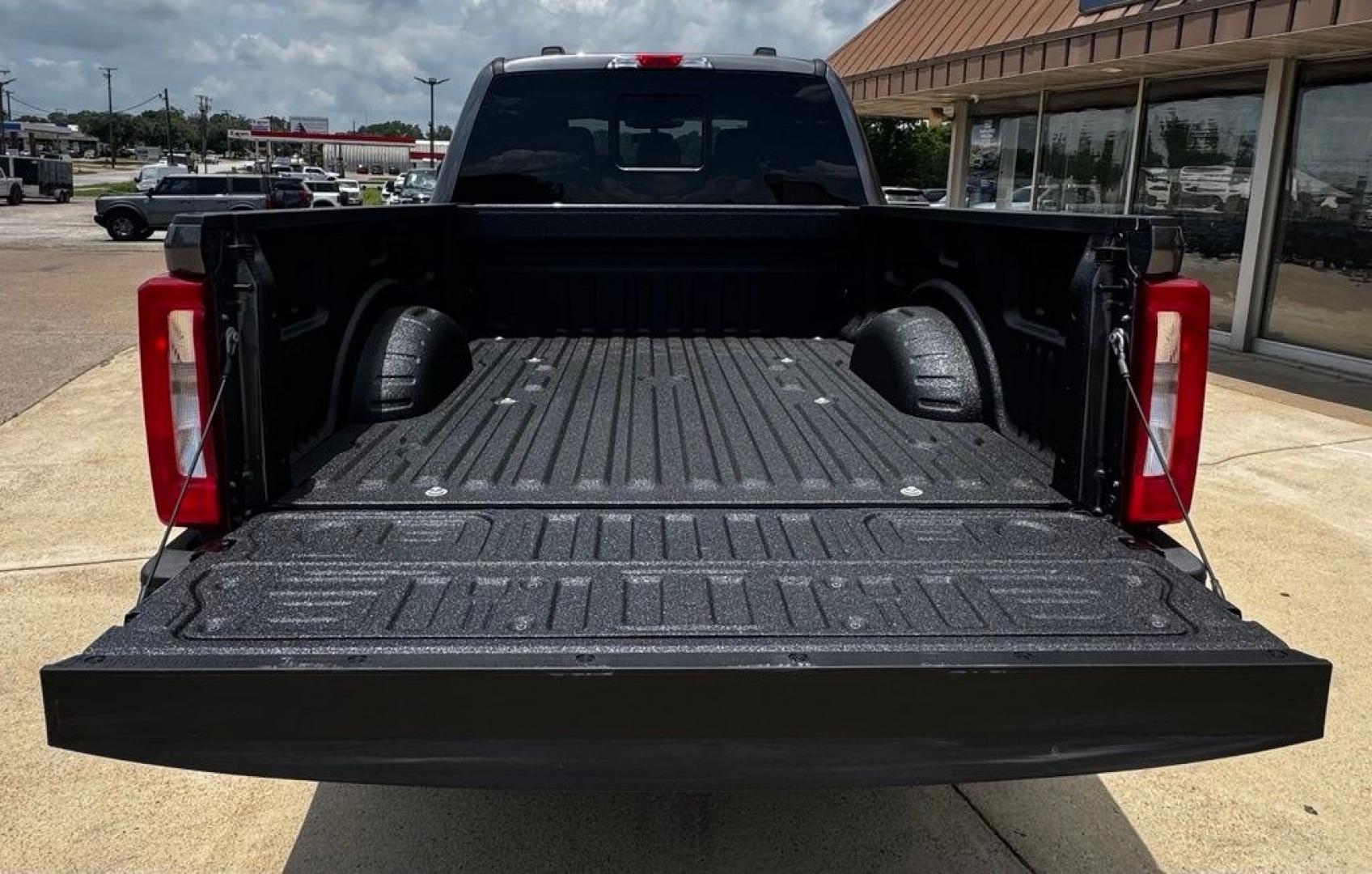 2026 Gray Metallic /Medium Dark Slate Ford F-250SD XL (1FT7W2BT7TE) with an Power Stroke 6.7L V8 DI 32V OHV Turbodiesel engine, Automatic transmission, located at 1105 E Mulberry, Kaufman, TX, 75142, (972) 962-2151, 32.589550, -96.300926 - $6,474 off MSRP!<br><br>4WD.<br>Carbonized Gray Metallic 2026 Ford F-250SD 4D Crew Cab XL 4WD 10-Speed Automatic Power Stroke 6.7L V8 DI 32V OHV Turbodiesel Price includes: $1000 - Retail Customer Cash. Exp. 09/30/2026 $1500 - Retail Customer Cash. Exp. 09/30/2026- Photo#6