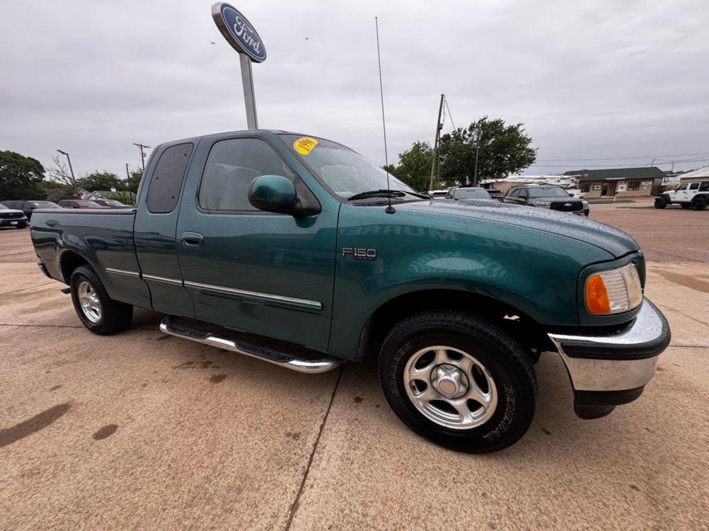 1998 Pacific Green Clearcoat Metallic Ford F-150 (1FTZX1727WK) with an 4.2L V6 EFI engine, Automatic transmission, located at 1105 E Mulberry, Kaufman, TX, 75142, (972) 962-2151, 32.589550, -96.300926 - Green 1998 Ford F-150 RWD 4-Speed Automatic with Overdrive 4.2L V6 EFI<br><br><br>Recent Arrival!<br><br><br>Please call Paul Murrey Ford Inc. In Kaufman Texas A Family Dealership Since 1952 Serving the Dallas Fort Worth and East Texas areas for over 70 years. Please call 972-962-2151 www.murreyford - Photo#1