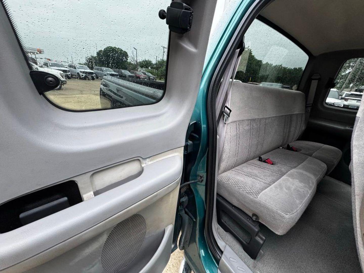 1998 Pacific Green Clearcoat Metallic Ford F-150 (1FTZX1727WK) with an 4.2L V6 EFI engine, Automatic transmission, located at 1105 E Mulberry, Kaufman, TX, 75142, (972) 962-2151, 32.589550, -96.300926 - Green 1998 Ford F-150 RWD 4-Speed Automatic with Overdrive 4.2L V6 EFI<br><br><br>Recent Arrival!<br><br><br>Please call Paul Murrey Ford Inc. In Kaufman Texas A Family Dealership Since 1952 Serving the Dallas Fort Worth and East Texas areas for over 70 years. Please call 972-962-2151 www.murreyford - Photo#5