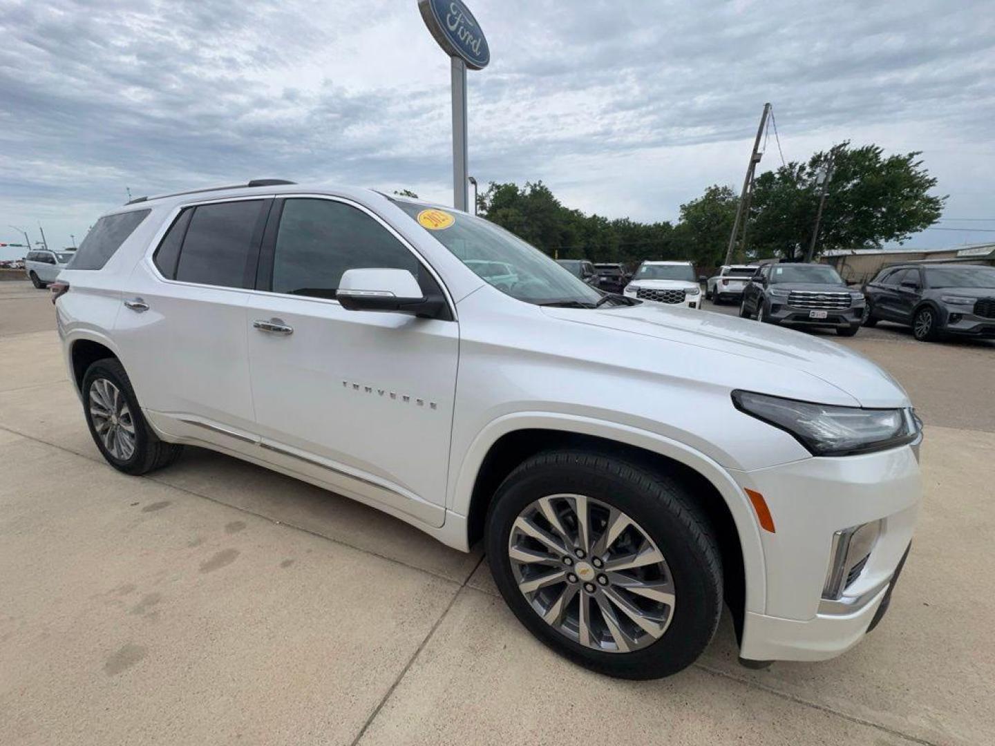 2023 Pearl /Black Chevrolet Traverse Premier (1GNERKKW2PJ) with an 3.6L V6 SIDI VVT engine, Automatic transmission, located at 1105 E Mulberry, Kaufman, TX, 75142, (972) 962-2151, 32.589550, -96.300926 - Iridescent Pearl Tricoat 2023 Chevrolet Traverse 4D Sport Utility Premier FWD 9-Speed Automatic 3.6L V6 SIDI VVT<br><br><br>Recent Arrival! Odometer is 28406 miles below market average! 18/27 City/Highway MPG<br><br><br>Please call Paul Murrey Ford Inc. In Kaufman Texas A Family Dealership Since 195 - Photo#4
