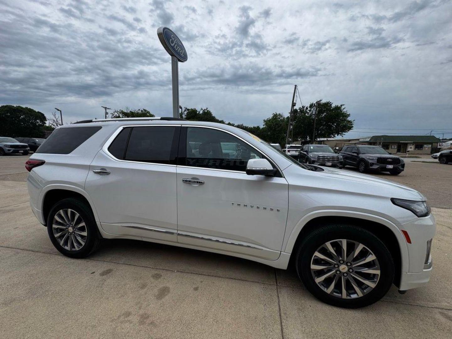 2023 Pearl /Black Chevrolet Traverse Premier (1GNERKKW2PJ) with an 3.6L V6 SIDI VVT engine, Automatic transmission, located at 1105 E Mulberry, Kaufman, TX, 75142, (972) 962-2151, 32.589550, -96.300926 - Iridescent Pearl Tricoat 2023 Chevrolet Traverse 4D Sport Utility Premier FWD 9-Speed Automatic 3.6L V6 SIDI VVT<br><br><br>Recent Arrival! Odometer is 28406 miles below market average! 18/27 City/Highway MPG<br><br><br>Please call Paul Murrey Ford Inc. In Kaufman Texas A Family Dealership Since 195 - Photo#18