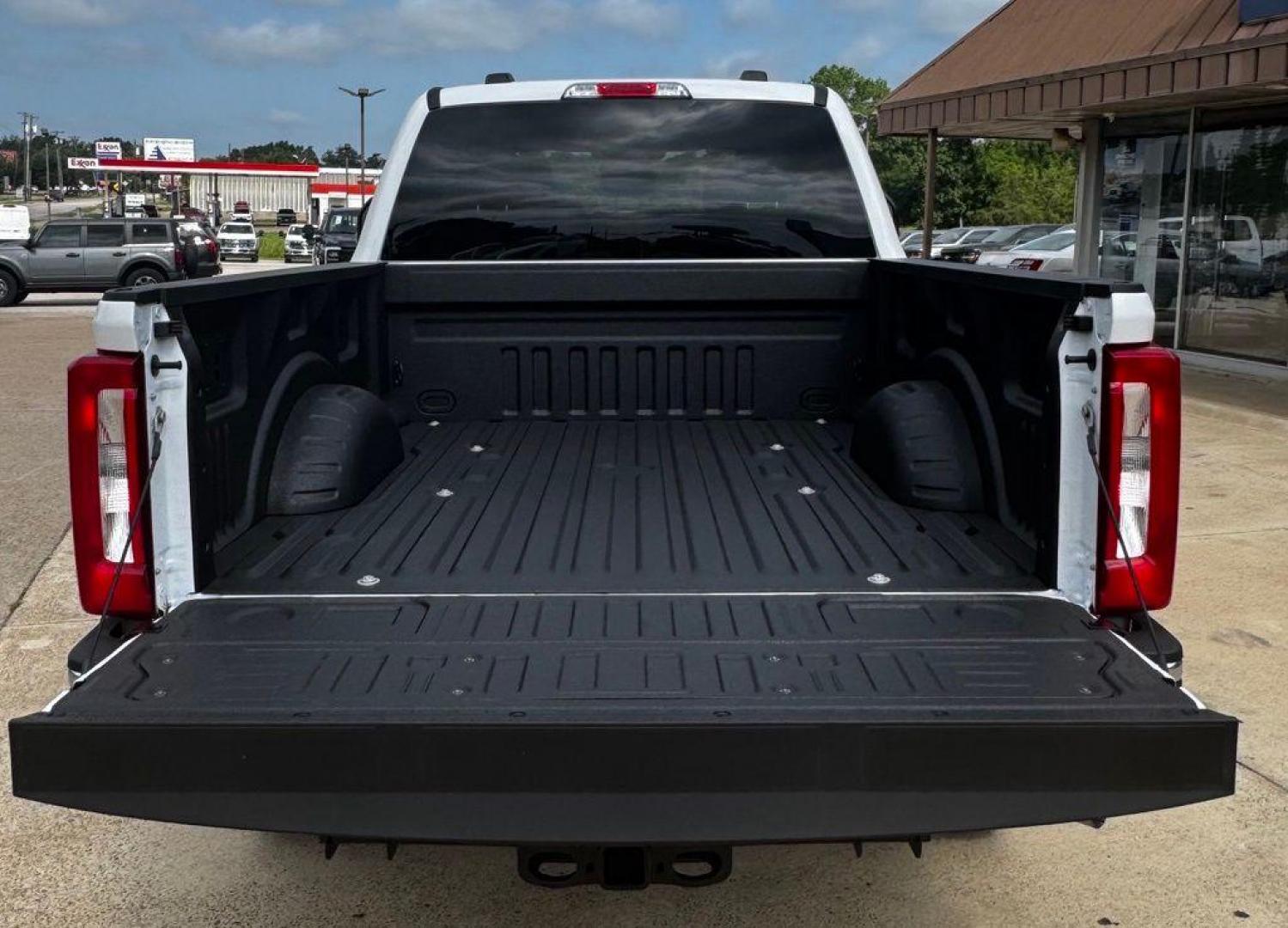 2026 Oxford White /Medium Dark Slate Ford F-250SD XLT (1FT7W2BN6TE) with an 7.3L V8 PFI SOHC 16V Federal 405hp engine, Automatic transmission, located at 1105 E Mulberry, Kaufman, TX, 75142, (972) 962-2151, 32.589550, -96.300926 - $2,086 off MSRP!<br><br>4WD.<br>Oxford White 2026 Ford F-250SD 4D Crew Cab XLT 4WD 10-Speed Automatic 7.3L V8 PFI SOHC 16V Federal 405hp - Photo#6