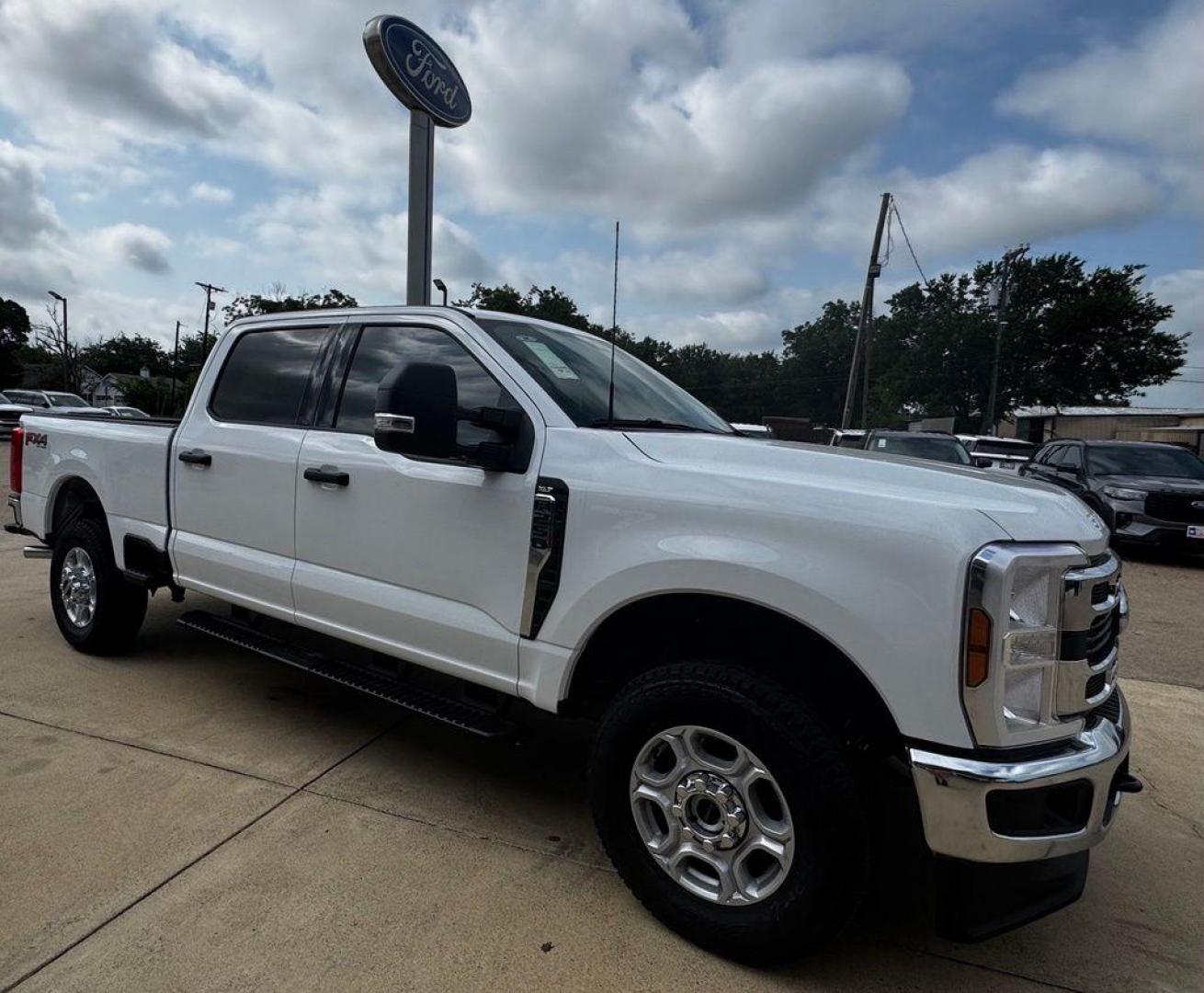 2026 Oxford White /Medium Dark Slate Ford F-250SD XLT (1FT7W2BN6TE) with an 7.3L V8 PFI SOHC 16V Federal 405hp engine, Automatic transmission, located at 1105 E Mulberry, Kaufman, TX, 75142, (972) 962-2151, 32.589550, -96.300926 - $2,086 off MSRP!<br><br>4WD.<br>Oxford White 2026 Ford F-250SD 4D Crew Cab XLT 4WD 10-Speed Automatic 7.3L V8 PFI SOHC 16V Federal 405hp - Photo#9