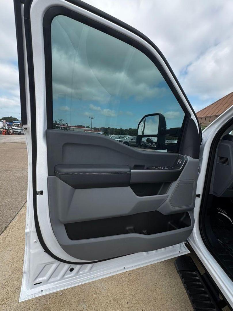 2026 Oxford White /Medium Dark Slate Ford F-250SD XLT (1FT7W2BN6TE) with an 7.3L V8 PFI SOHC 16V Federal 405hp engine, Automatic transmission, located at 1105 E Mulberry, Kaufman, TX, 75142, (972) 962-2151, 32.589550, -96.300926 - $2,086 off MSRP!<br><br>4WD.<br>Oxford White 2026 Ford F-250SD 4D Crew Cab XLT 4WD 10-Speed Automatic 7.3L V8 PFI SOHC 16V Federal 405hp - Photo#11