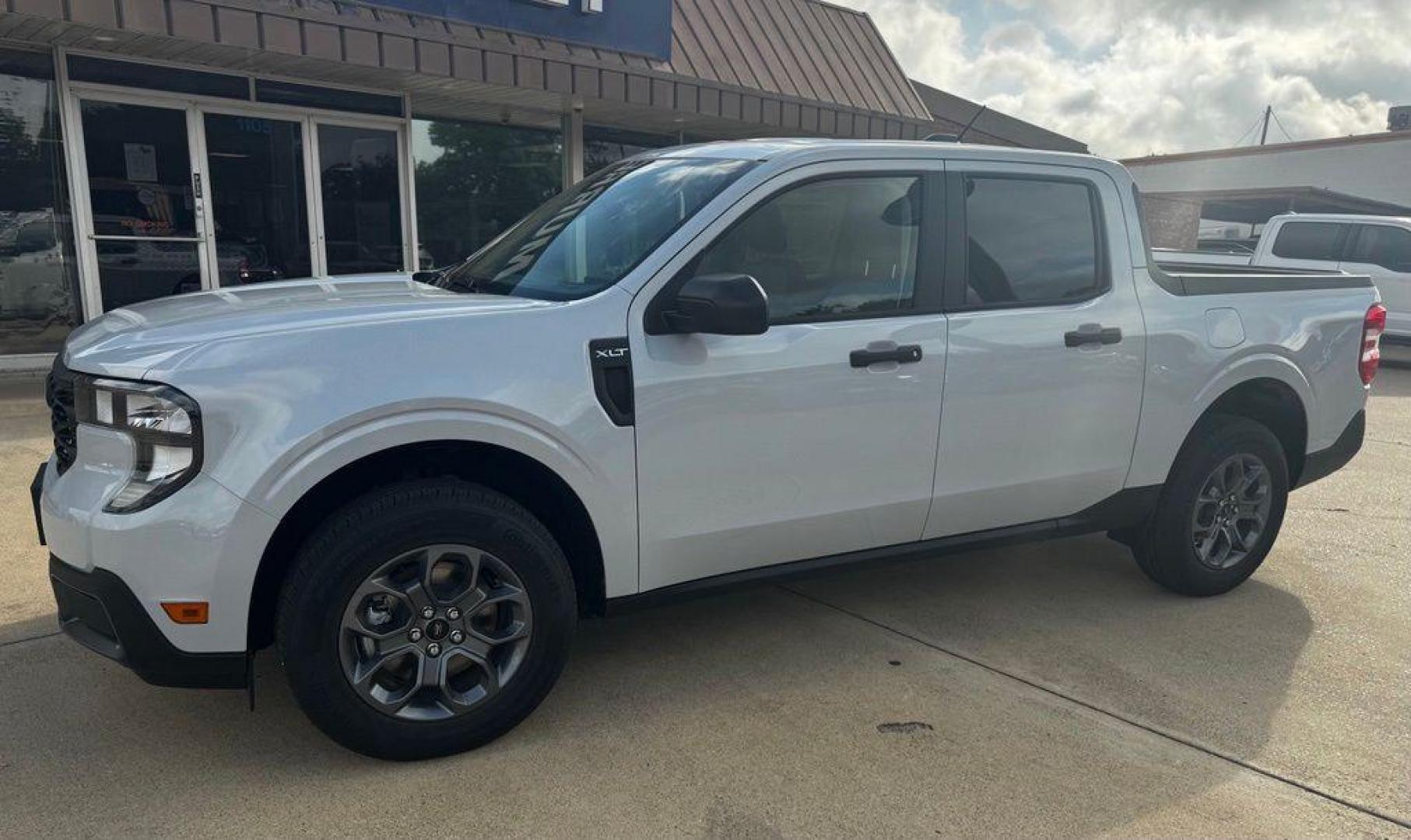 2026 White Metallic /Navy Pier/Aspen Gray Ford Maverick XLT (3FTTW8H35TR) with an 2.5L I-4 Hybrid engine, CVT transmission, located at 1105 E Mulberry, Kaufman, TX, 75142, (972) 962-2151, 32.589550, -96.300926 - 2.5L I-4 Hybrid.<br>Space White Metallic 2026 Ford Maverick 4D Crew Cab XLT FWD CVT 2.5L I-4 Hybrid 42/35 City/Highway MPG<br><br>42/35 City/Highway MPG - Photo#1