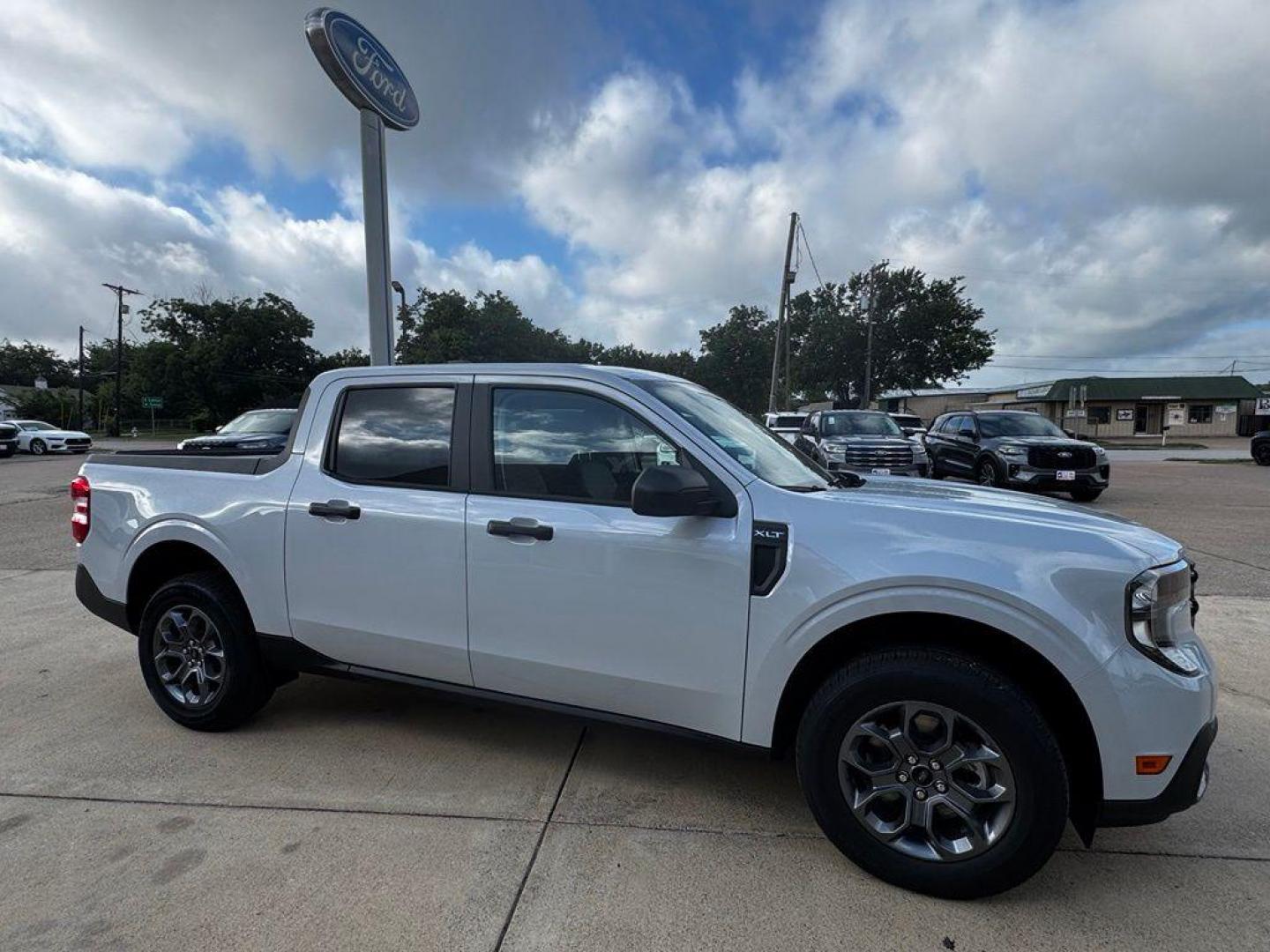2026 White Metallic /Navy Pier/Aspen Gray Ford Maverick XLT (3FTTW8H35TR) with an 2.5L I-4 Hybrid engine, CVT transmission, located at 1105 E Mulberry, Kaufman, TX, 75142, (972) 962-2151, 32.589550, -96.300926 - 2.5L I-4 Hybrid.<br>Space White Metallic 2026 Ford Maverick 4D Crew Cab XLT FWD CVT 2.5L I-4 Hybrid 42/35 City/Highway MPG<br><br>42/35 City/Highway MPG - Photo#6