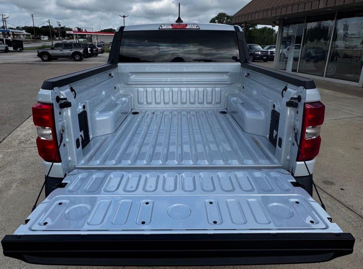 2026 White Metallic /Navy Pier/Aspen Gray Ford Maverick XLT (3FTTW8H35TR) with an 2.5L I-4 Hybrid engine, CVT transmission, located at 1105 E Mulberry, Kaufman, TX, 75142, (972) 962-2151, 32.589550, -96.300926 - 2.5L I-4 Hybrid.<br>Space White Metallic 2026 Ford Maverick 4D Crew Cab XLT FWD CVT 2.5L I-4 Hybrid 42/35 City/Highway MPG<br><br>42/35 City/Highway MPG - Photo#8