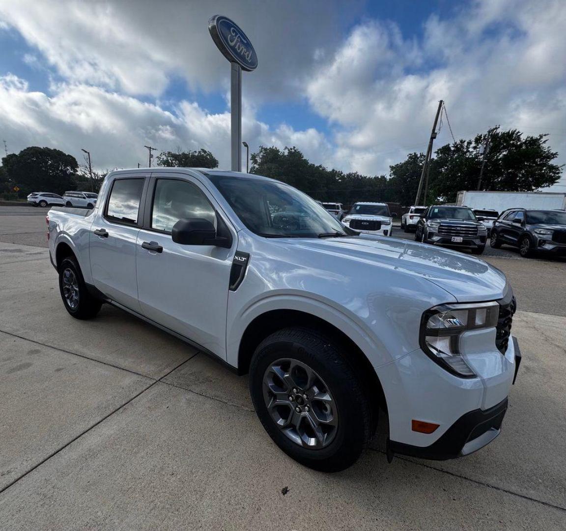 2026 White Metallic /Navy Pier/Aspen Gray Ford Maverick XLT (3FTTW8H35TR) with an 2.5L I-4 Hybrid engine, CVT transmission, located at 1105 E Mulberry, Kaufman, TX, 75142, (972) 962-2151, 32.589550, -96.300926 - 2.5L I-4 Hybrid.<br>Space White Metallic 2026 Ford Maverick 4D Crew Cab XLT FWD CVT 2.5L I-4 Hybrid 42/35 City/Highway MPG<br><br>42/35 City/Highway MPG - Photo#9