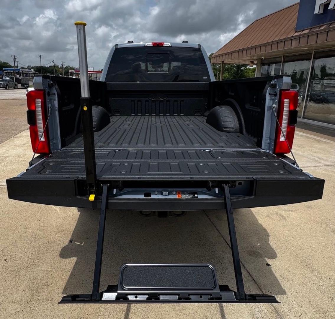 2026 Gray Metallic /Black Onyx Ford F-250SD Lariat (1FT8W2BM7TE) with an 6.7L High Output Power Stroke V8 Diesel engine, Automatic transmission, located at 1105 E Mulberry, Kaufman, TX, 75142, (972) 962-2151, 32.589550, -96.300926 - $5,707 off MSRP!<br><br>4WD.<br>Glacier Gray Metallic Tri-Coat 2026 Ford F-250SD 4D Crew Cab Lariat 4WD 10-Speed Automatic 6.7L High Output Power Stroke V8 Diesel Price includes: $1000 - Retail Customer Cash. Exp. 09/30/2026- Photo#6