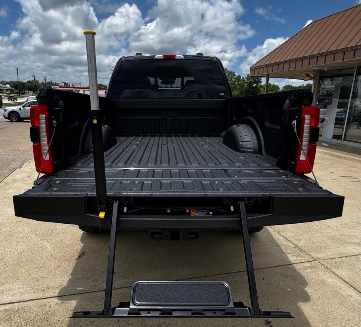 2026 Black Metallic /Black Onyx Ford F-250SD Lariat (1FT8W2BM5TE) with an 6.7L High Output Power Stroke V8 Diesel engine, Automatic transmission, located at 1105 E Mulberry, Kaufman, TX, 75142, (972) 962-2151, 32.589550, -96.300926 - $5,618 off MSRP!<br><br>4WD.<br>Agate Black Metallic 2026 Ford F-250SD 4D Crew Cab Lariat 4WD 10-Speed Automatic 6.7L High Output Power Stroke V8 Diesel Price includes: $1000 - Retail Customer Cash. Exp. 09/30/2026- Photo#7