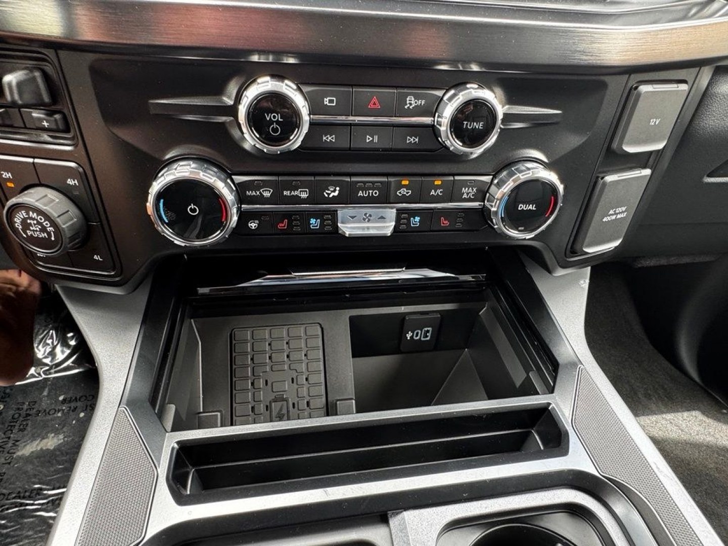 2026 Black Metallic /Black Onyx Ford F-250SD Lariat (1FT8W2BM5TE) with an 6.7L High Output Power Stroke V8 Diesel engine, Automatic transmission, located at 1105 E Mulberry, Kaufman, TX, 75142, (972) 962-2151, 32.589550, -96.300926 - $5,618 off MSRP!<br><br>4WD.<br>Agate Black Metallic 2026 Ford F-250SD 4D Crew Cab Lariat 4WD 10-Speed Automatic 6.7L High Output Power Stroke V8 Diesel Price includes: $1000 - Retail Customer Cash. Exp. 09/30/2026- Photo#21