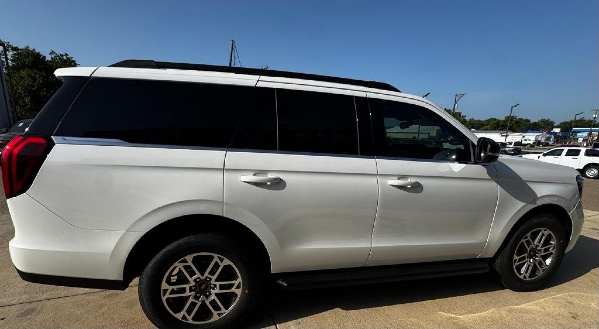 2026 White Metallic /Ultra Dark Space Gray Ford Expedition Active (1FMJU1H80TE) with an EcoBoost 3.5L V6 GTDi DOHC 24V Twin Turbocharged engine, Automatic transmission, located at 1105 E Mulberry, Kaufman, TX, 75142, (972) 962-2151, 32.589550, -96.300926 - White Metallic 2026 Ford Expedition 4D Sport Utility Active RWD 10-Speed Automatic EcoBoost 3.5L V6 GTDi DOHC 24V Twin Turbocharged- Photo#4
