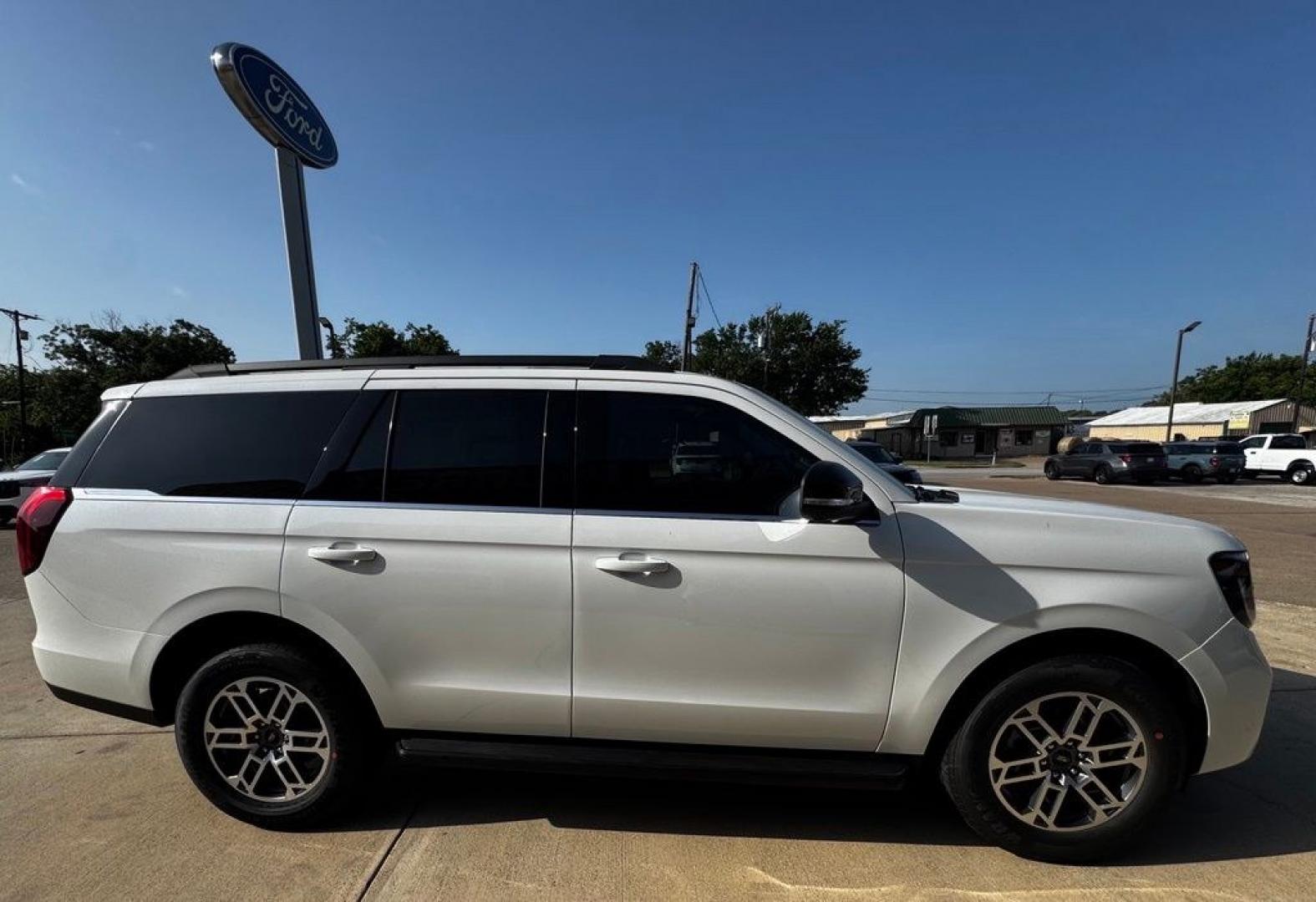 2026 White Metallic /Ultra Dark Space Gray Ford Expedition Active (1FMJU1H80TE) with an EcoBoost 3.5L V6 GTDi DOHC 24V Twin Turbocharged engine, Automatic transmission, located at 1105 E Mulberry, Kaufman, TX, 75142, (972) 962-2151, 32.589550, -96.300926 - White Metallic 2026 Ford Expedition 4D Sport Utility Active RWD 10-Speed Automatic EcoBoost 3.5L V6 GTDi DOHC 24V Twin Turbocharged- Photo#5