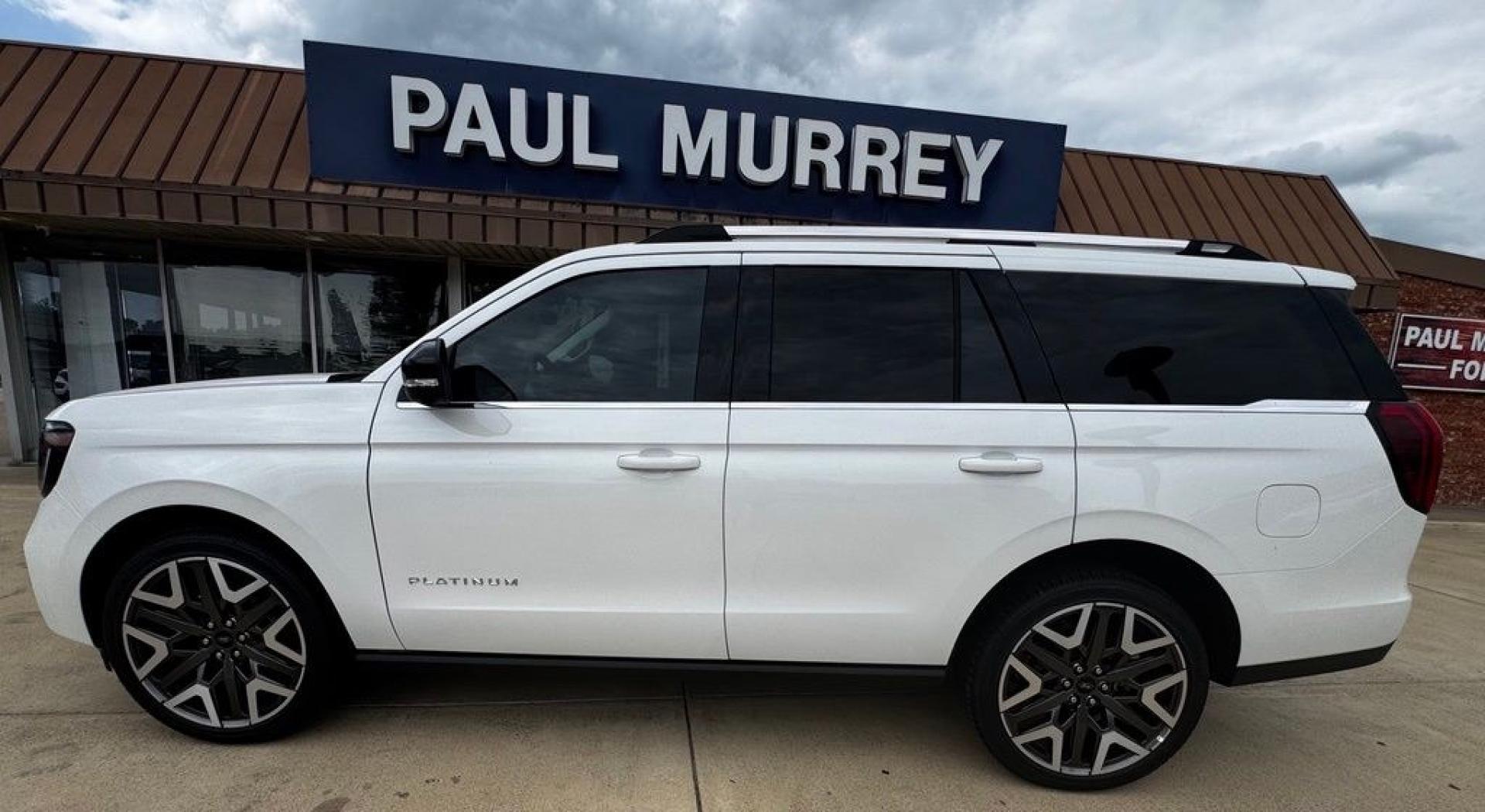 2026 White Metallic /Salt Crystal Gray Ford Expedition Platinum (1FMJU1MG6TE) with an 3.5L V6 EcoBoost High Output engine, Automatic transmission, located at 1105 E Mulberry, Kaufman, TX, 75142, (972) 962-2151, 32.589550, -96.300926 - 4WD.<br>Star White Metallic Tri-Coat 2026 Ford Expedition 4D Sport Utility Platinum 4WD 10-Speed Automatic 3.5L V6 EcoBoost High Output- Photo#1