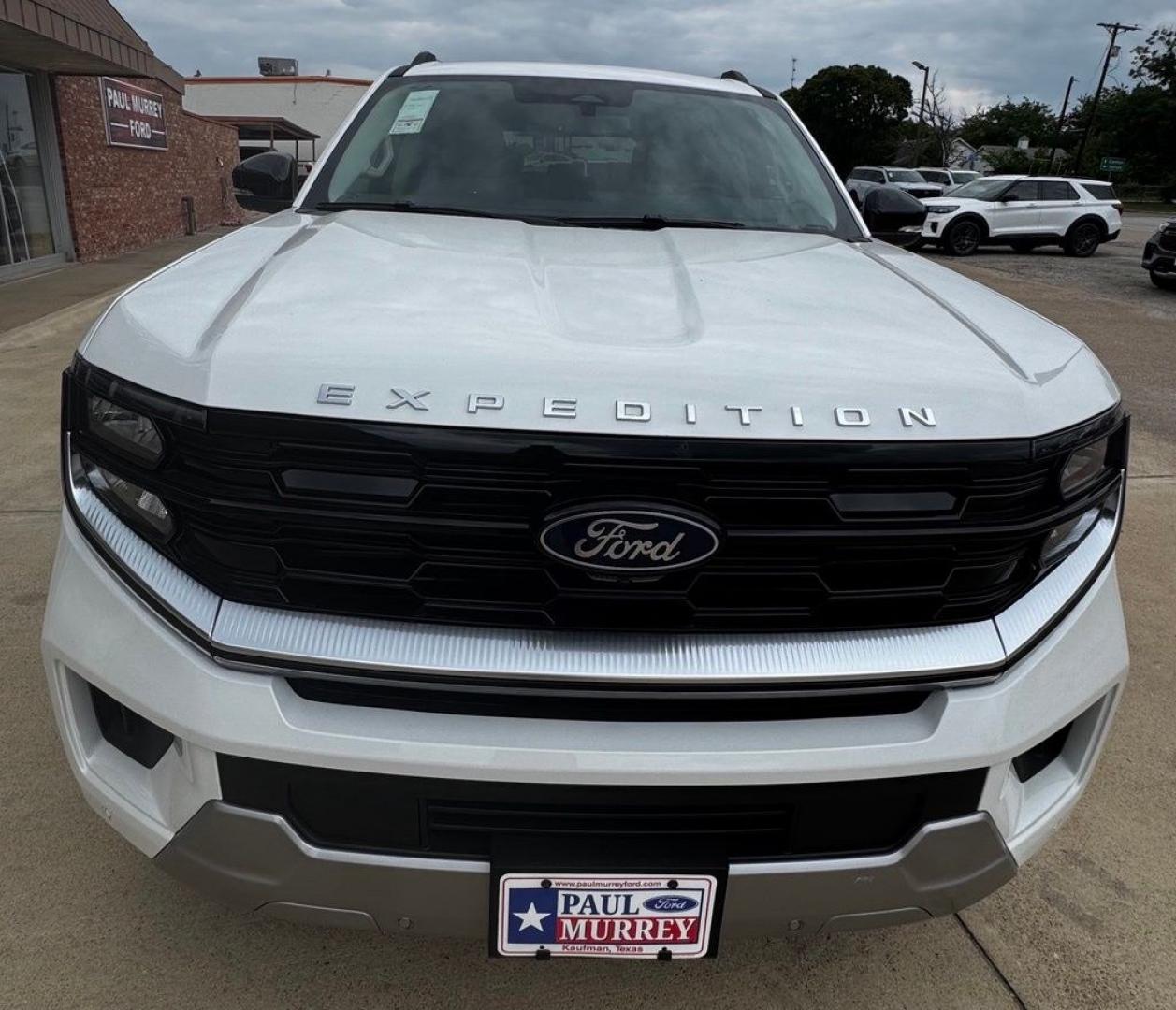2026 White Metallic /Salt Crystal Gray Ford Expedition Platinum (1FMJU1MG6TE) with an 3.5L V6 EcoBoost High Output engine, Automatic transmission, located at 1105 E Mulberry, Kaufman, TX, 75142, (972) 962-2151, 32.589550, -96.300926 - 4WD.<br>Star White Metallic Tri-Coat 2026 Ford Expedition 4D Sport Utility Platinum 4WD 10-Speed Automatic 3.5L V6 EcoBoost High Output- Photo#3