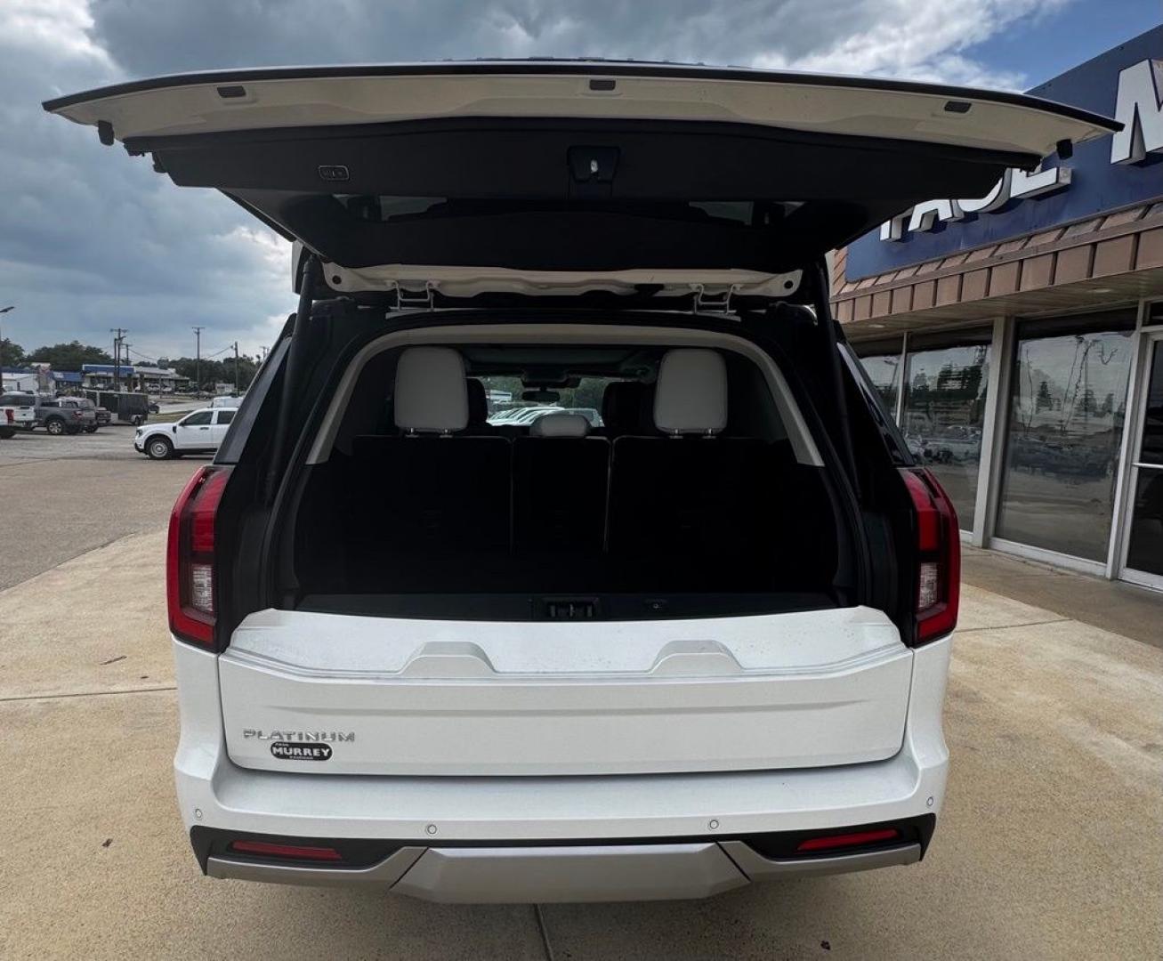 2026 White Metallic /Salt Crystal Gray Ford Expedition Platinum (1FMJU1MG6TE) with an 3.5L V6 EcoBoost High Output engine, Automatic transmission, located at 1105 E Mulberry, Kaufman, TX, 75142, (972) 962-2151, 32.589550, -96.300926 - 4WD.<br>Star White Metallic Tri-Coat 2026 Ford Expedition 4D Sport Utility Platinum 4WD 10-Speed Automatic 3.5L V6 EcoBoost High Output- Photo#7