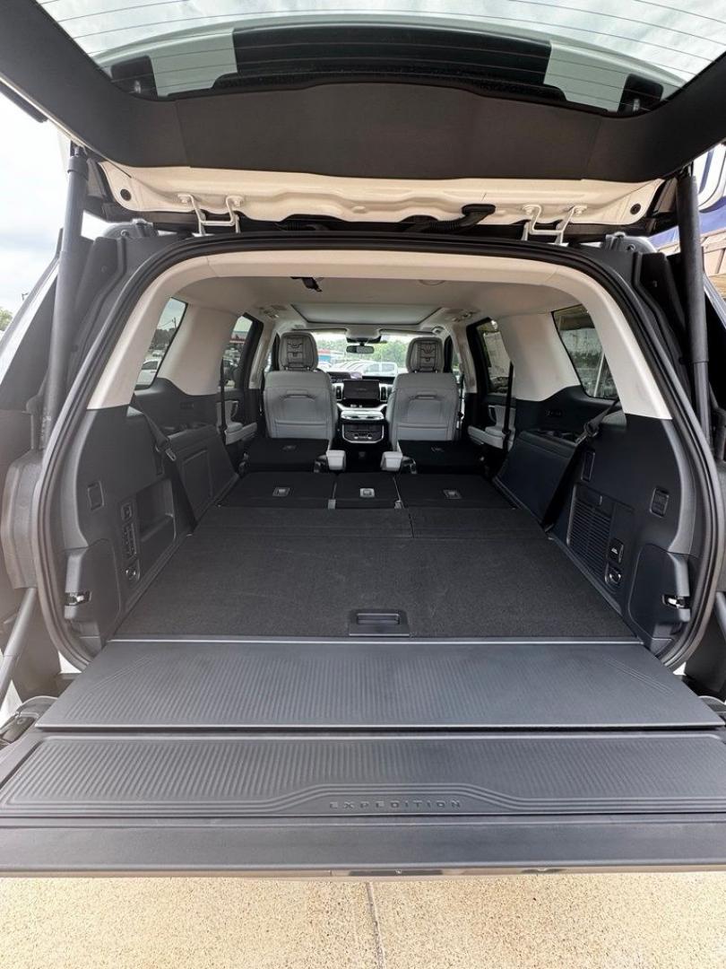 2026 White Metallic /Salt Crystal Gray Ford Expedition Platinum (1FMJU1MG6TE) with an 3.5L V6 EcoBoost High Output engine, Automatic transmission, located at 1105 E Mulberry, Kaufman, TX, 75142, (972) 962-2151, 32.589550, -96.300926 - 4WD.<br>Star White Metallic Tri-Coat 2026 Ford Expedition 4D Sport Utility Platinum 4WD 10-Speed Automatic 3.5L V6 EcoBoost High Output- Photo#12