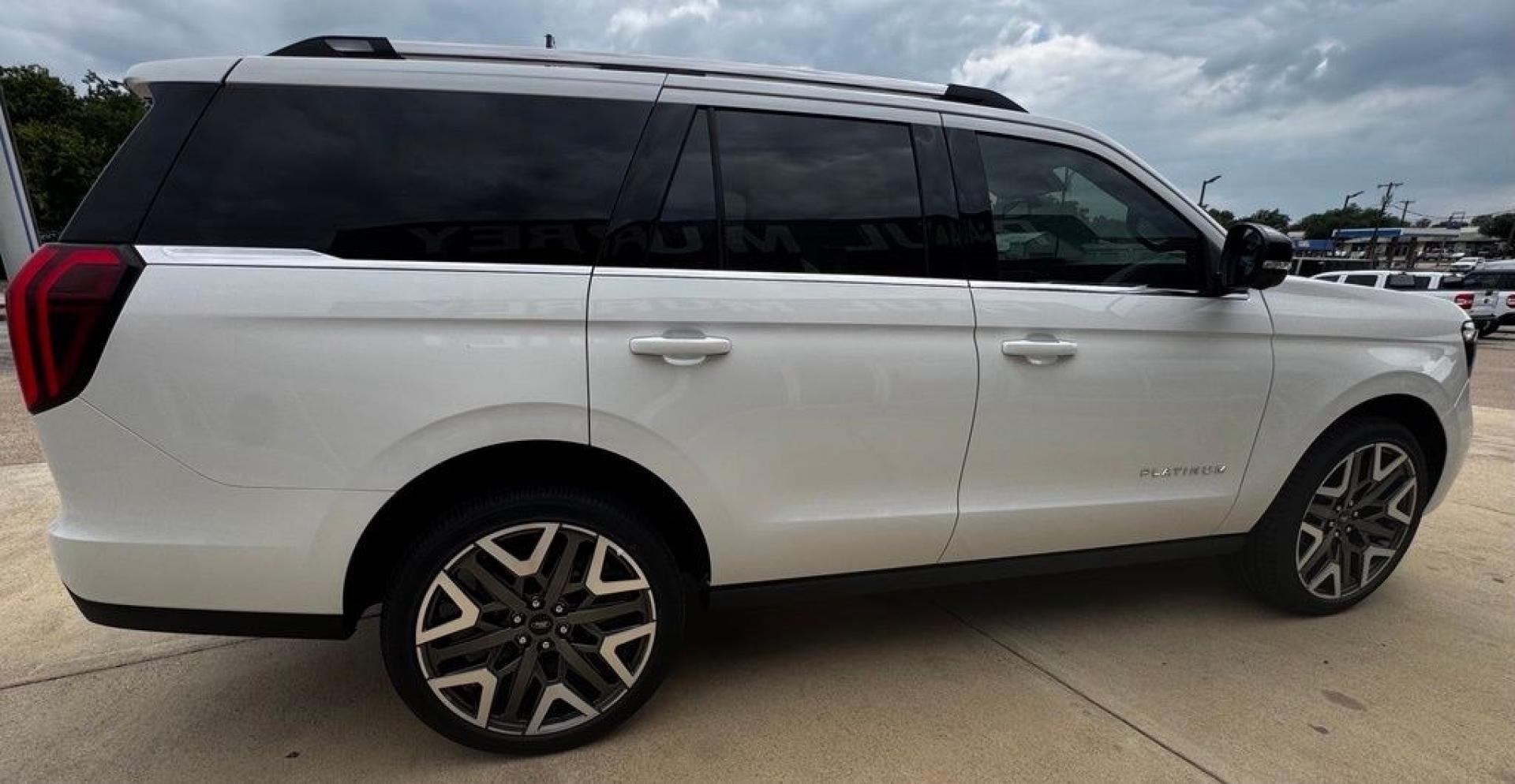 2026 White Metallic /Salt Crystal Gray Ford Expedition Platinum (1FMJU1MG6TE) with an 3.5L V6 EcoBoost High Output engine, Automatic transmission, located at 1105 E Mulberry, Kaufman, TX, 75142, (972) 962-2151, 32.589550, -96.300926 - 4WD.<br>Star White Metallic Tri-Coat 2026 Ford Expedition 4D Sport Utility Platinum 4WD 10-Speed Automatic 3.5L V6 EcoBoost High Output- Photo#16