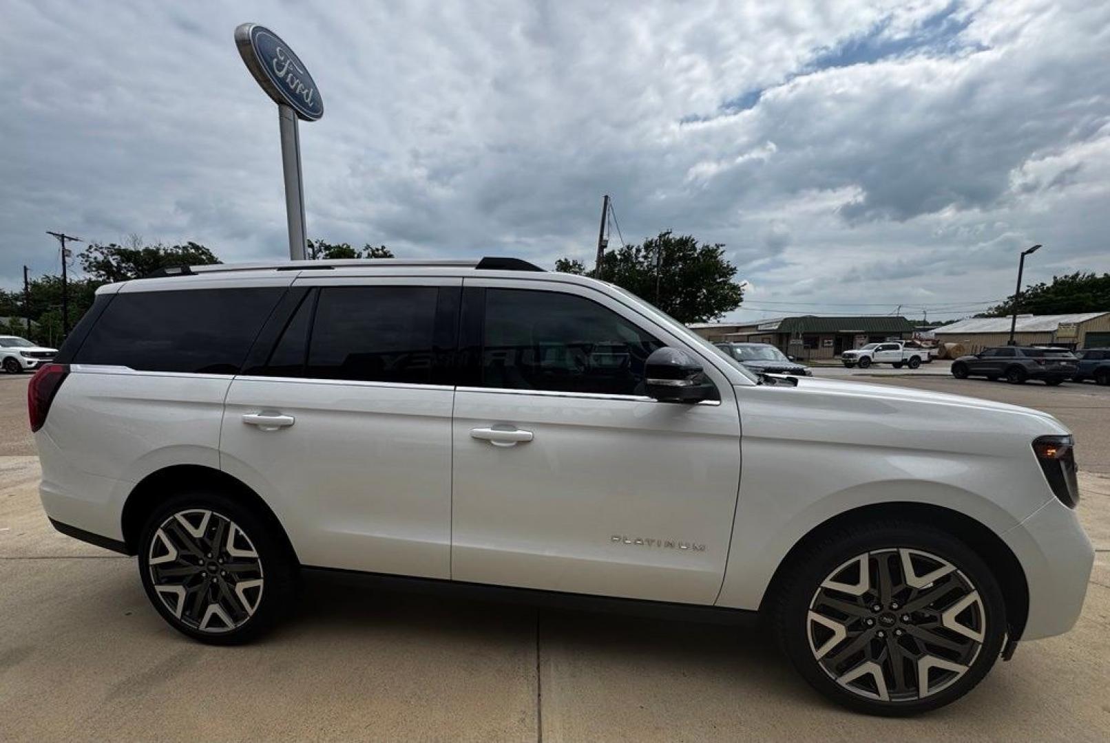 2026 White Metallic /Salt Crystal Gray Ford Expedition Platinum (1FMJU1MG6TE) with an 3.5L V6 EcoBoost High Output engine, Automatic transmission, located at 1105 E Mulberry, Kaufman, TX, 75142, (972) 962-2151, 32.589550, -96.300926 - 4WD.<br>Star White Metallic Tri-Coat 2026 Ford Expedition 4D Sport Utility Platinum 4WD 10-Speed Automatic 3.5L V6 EcoBoost High Output- Photo#17