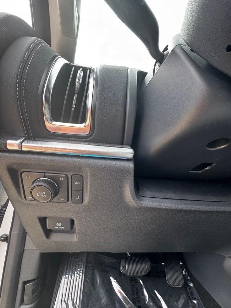 2026 White Metallic /Salt Crystal Gray Ford Expedition Platinum (1FMJU1MG6TE) with an 3.5L V6 EcoBoost High Output engine, Automatic transmission, located at 1105 E Mulberry, Kaufman, TX, 75142, (972) 962-2151, 32.589550, -96.300926 - 4WD.<br>Star White Metallic Tri-Coat 2026 Ford Expedition 4D Sport Utility Platinum 4WD 10-Speed Automatic 3.5L V6 EcoBoost High Output- Photo#21