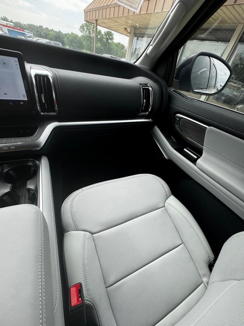 2026 White Metallic /Salt Crystal Gray Ford Expedition Platinum (1FMJU1MG6TE) with an 3.5L V6 EcoBoost High Output engine, Automatic transmission, located at 1105 E Mulberry, Kaufman, TX, 75142, (972) 962-2151, 32.589550, -96.300926 - 4WD.<br>Star White Metallic Tri-Coat 2026 Ford Expedition 4D Sport Utility Platinum 4WD 10-Speed Automatic 3.5L V6 EcoBoost High Output- Photo#28