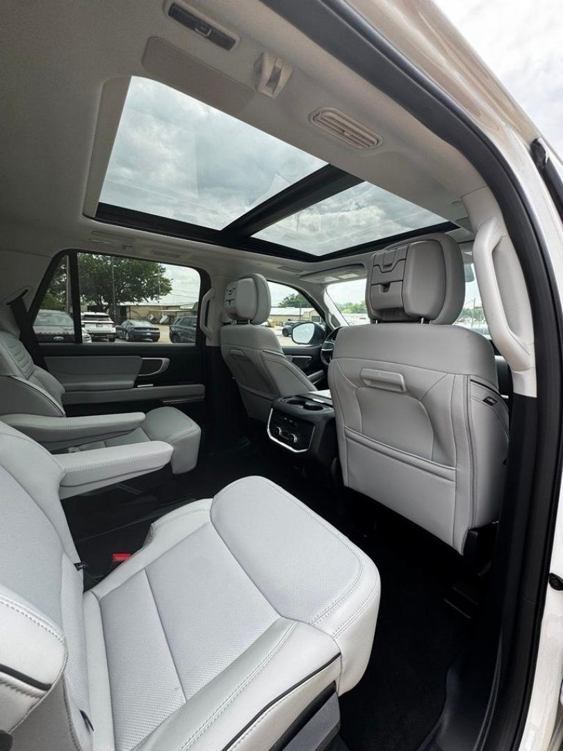 2026 White Metallic /Salt Crystal Gray Ford Expedition Platinum (1FMJU1MG6TE) with an 3.5L V6 EcoBoost High Output engine, Automatic transmission, located at 1105 E Mulberry, Kaufman, TX, 75142, (972) 962-2151, 32.589550, -96.300926 - 4WD.<br>Star White Metallic Tri-Coat 2026 Ford Expedition 4D Sport Utility Platinum 4WD 10-Speed Automatic 3.5L V6 EcoBoost High Output- Photo#34
