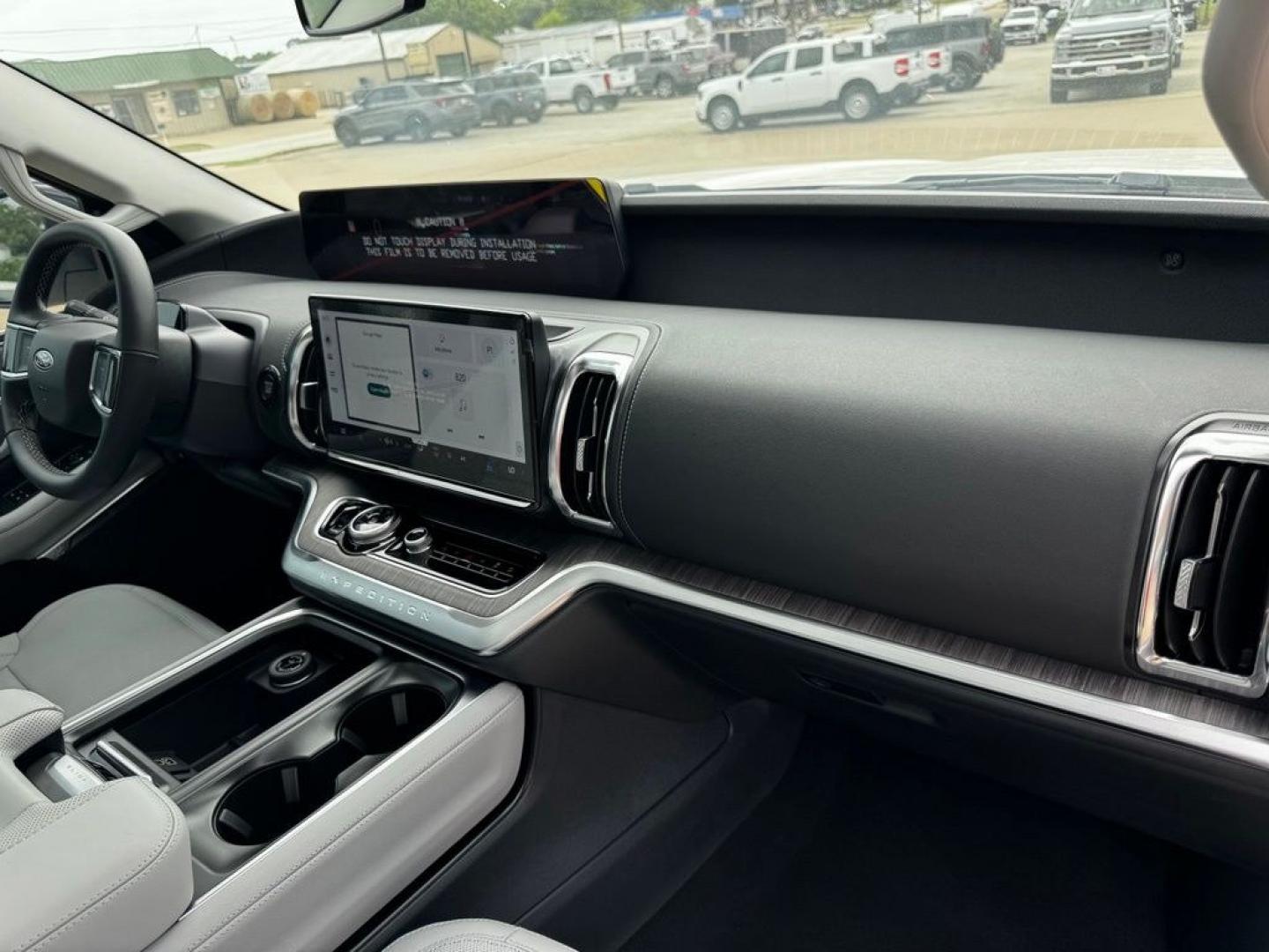 2026 White Metallic /Salt Crystal Gray Ford Expedition Platinum (1FMJU1MG6TE) with an 3.5L V6 EcoBoost High Output engine, Automatic transmission, located at 1105 E Mulberry, Kaufman, TX, 75142, (972) 962-2151, 32.589550, -96.300926 - 4WD.<br>Star White Metallic Tri-Coat 2026 Ford Expedition 4D Sport Utility Platinum 4WD 10-Speed Automatic 3.5L V6 EcoBoost High Output- Photo#38