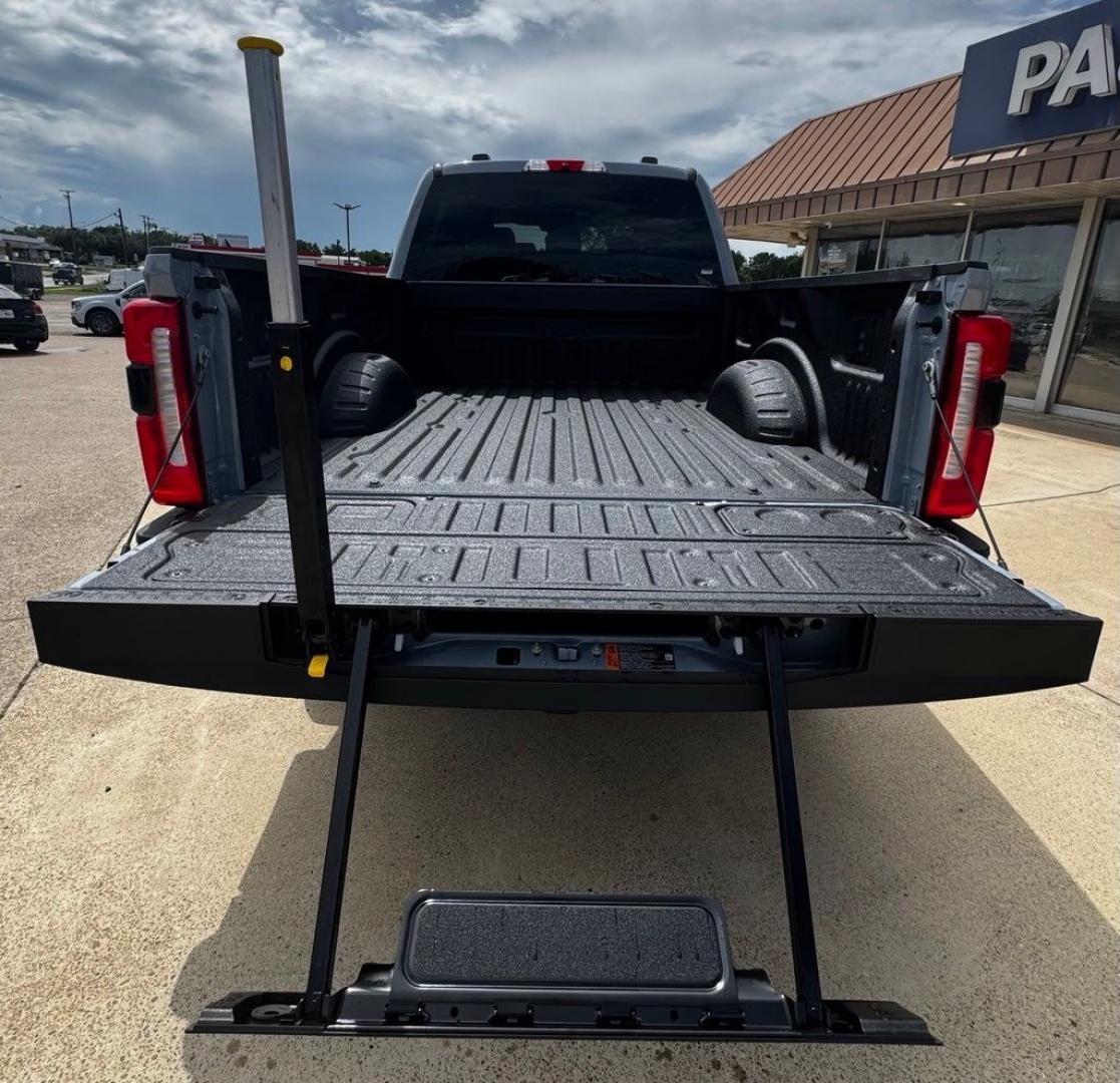 2026 Gray Metallic /Black Onyx Ford F-250SD Lariat (1FT8W2BT0TE) with an Power Stroke 6.7L V8 DI 32V OHV Turbodiesel engine, Automatic transmission, located at 1105 E Mulberry, Kaufman, TX, 75142, (972) 962-2151, 32.589550, -96.300926 - $4,881 off MSRP!<br><br>4WD.<br>Glacier Gray Metallic Tri-Coat 2026 Ford F-250SD 4D Crew Cab Lariat 4WD 10-Speed Automatic Power Stroke 6.7L V8 DI 32V OHV Turbodiesel Price includes: $1000 - Retail Customer Cash. Exp. 09/30/2026- Photo#6