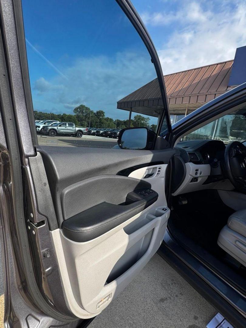 2019 Modern Steel Metallic Honda Ridgeline RTL-E (5FPYK3F72KB) with an 3.5L V6 SOHC i-VTEC 24V engine, Automatic transmission, located at 1105 E Mulberry, Kaufman, TX, 75142, (972) 962-2151, 32.589550, -96.300926 - Gray 2019 Honda Ridgeline 4D Crew Cab RTL-E AWD 6-Speed Automatic 3.5L V6 SOHC i-VTEC 24V Leather.<br><br><br>Recent Arrival! Odometer is 36426 miles below market average!<br><br><br>Please call Paul Murrey Ford Inc. In Kaufman Texas A Family Dealership Since 1952 Serving the Dallas Fort Worth and E - Photo#12