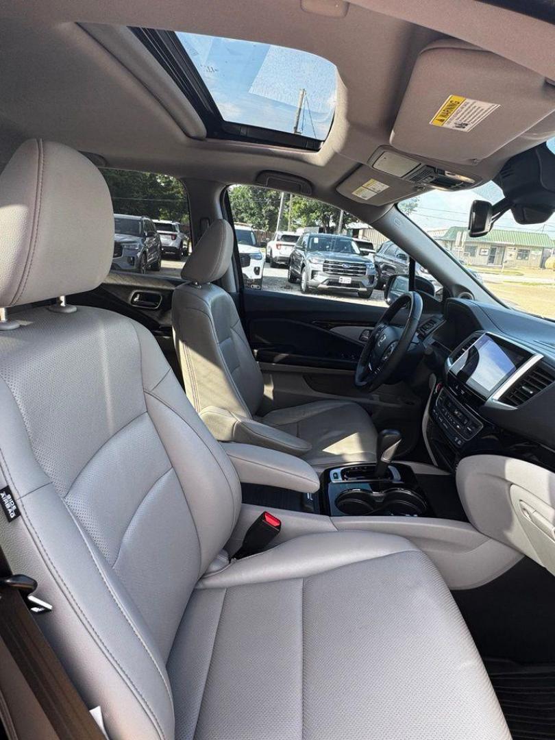 2019 Modern Steel Metallic Honda Ridgeline RTL-E (5FPYK3F72KB) with an 3.5L V6 SOHC i-VTEC 24V engine, Automatic transmission, located at 1105 E Mulberry, Kaufman, TX, 75142, (972) 962-2151, 32.589550, -96.300926 - Gray 2019 Honda Ridgeline 4D Crew Cab RTL-E AWD 6-Speed Automatic 3.5L V6 SOHC i-VTEC 24V Leather.<br><br><br>Recent Arrival! Odometer is 36426 miles below market average!<br><br><br>Please call Paul Murrey Ford Inc. In Kaufman Texas A Family Dealership Since 1952 Serving the Dallas Fort Worth and E - Photo#25