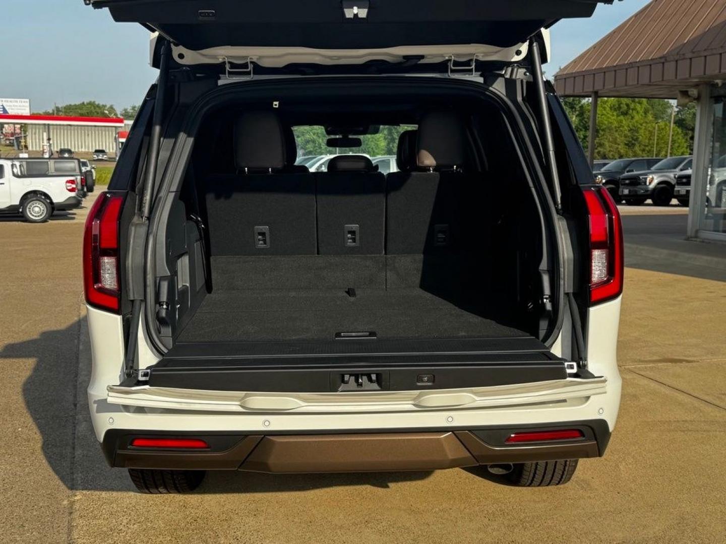 2027 White Metallic /Mesa Ford Expedition Max King Ranch (1FMJK1P89VE) with an 3.5L V6 engine, Automatic transmission, located at 1105 E Mulberry, Kaufman, TX, 75142, (972) 962-2151, 32.589550, -96.300926 - Star White Metallic Tri-Coat 2027 Ford Expedition Max 4D Sport Utility King Ranch 4WD 10-Speed Automatic 3.5L V6 15/22 City/Highway MPG- Photo#11