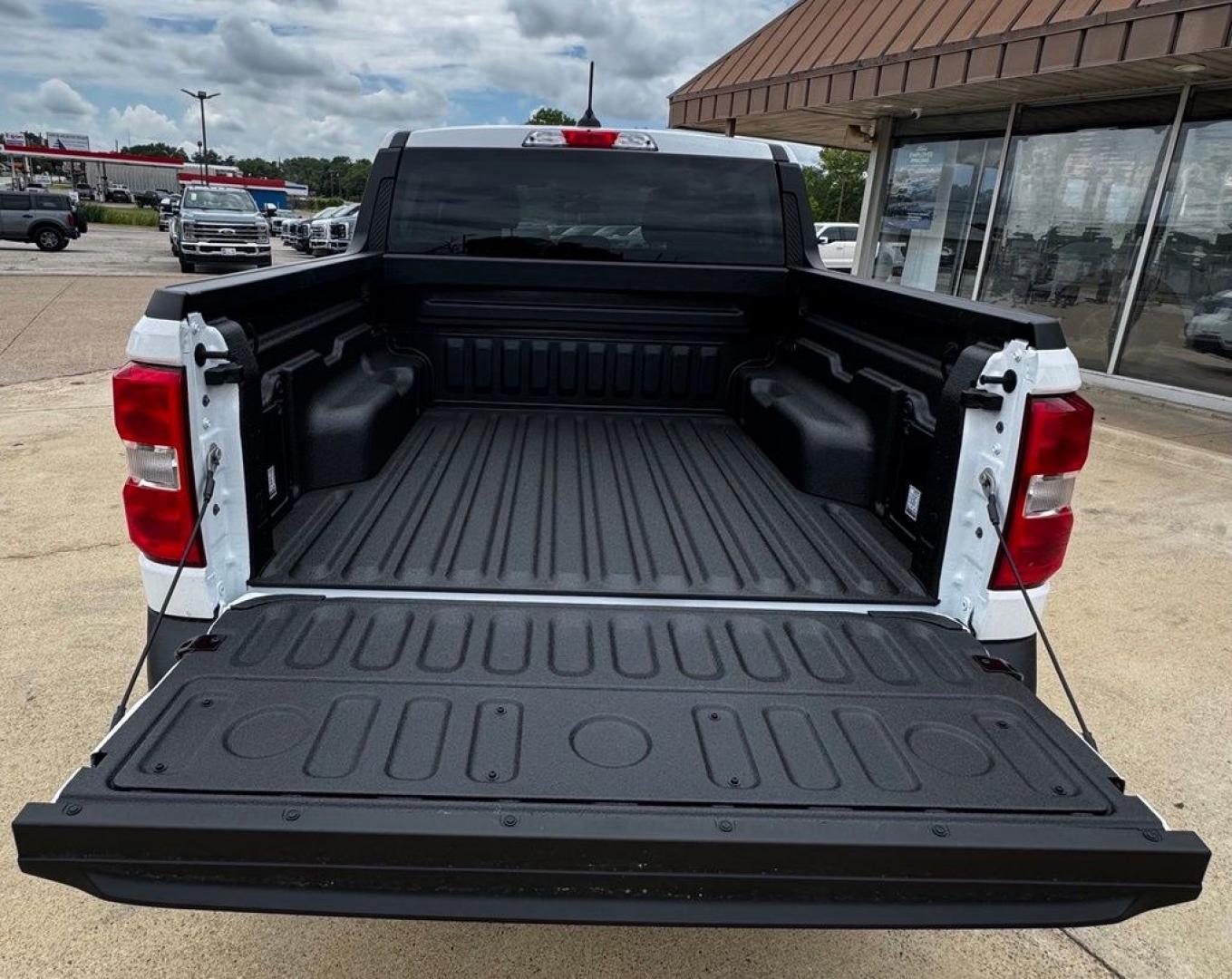 2026 Oxford White /Black Onyx/Dark Slate Ford Maverick XL (3FTTW8A33TR) with an 2.5L I-4 Hybrid engine, CVT transmission, located at 1105 E Mulberry, Kaufman, TX, 75142, (972) 962-2151, 32.589550, -96.300926 - 2.5L I-4 Hybrid.<br>Oxford White 2026 Ford Maverick 4D Crew Cab XL FWD CVT 2.5L I-4 Hybrid 42/35 City/Highway MPG<br><br>42/35 City/Highway MPG- Photo#6
