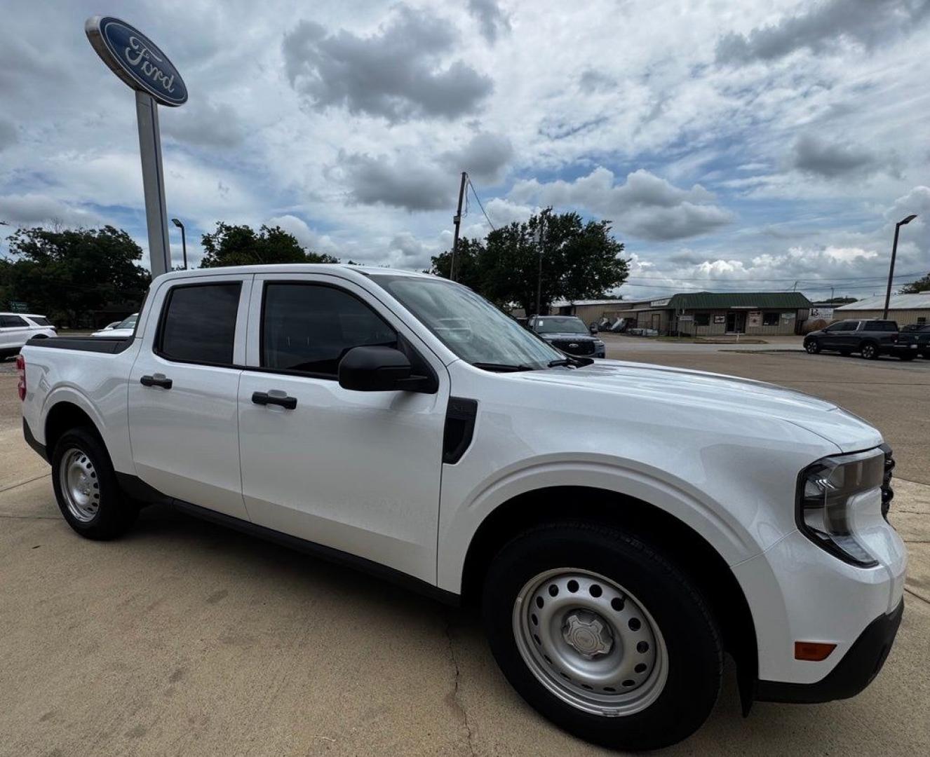 2026 Oxford White /Black Onyx/Dark Slate Ford Maverick XL (3FTTW8A33TR) with an 2.5L I-4 Hybrid engine, CVT transmission, located at 1105 E Mulberry, Kaufman, TX, 75142, (972) 962-2151, 32.589550, -96.300926 - 2.5L I-4 Hybrid.<br>Oxford White 2026 Ford Maverick 4D Crew Cab XL FWD CVT 2.5L I-4 Hybrid 42/35 City/Highway MPG<br><br>42/35 City/Highway MPG- Photo#9