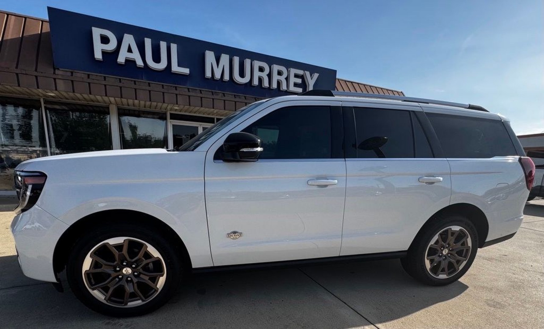 2027 White Metallic /Mesa Ford Expedition King Ranch (1FMJU1P88VE) with an EcoBoost 3.5L V6 GTDi DOHC 24V Twin Turbocharged engine, Automatic transmission, located at 1105 E Mulberry, Kaufman, TX, 75142, (972) 962-2151, 32.589550, -96.300926 - 4WD.<br>Star White Metallic Tri-Coat 2027 Ford Expedition 4D Sport Utility King Ranch 4WD 10-Speed Automatic EcoBoost 3.5L V6 GTDi DOHC 24V Twin Turbocharged 15/22 City/Highway MPG- Photo#1