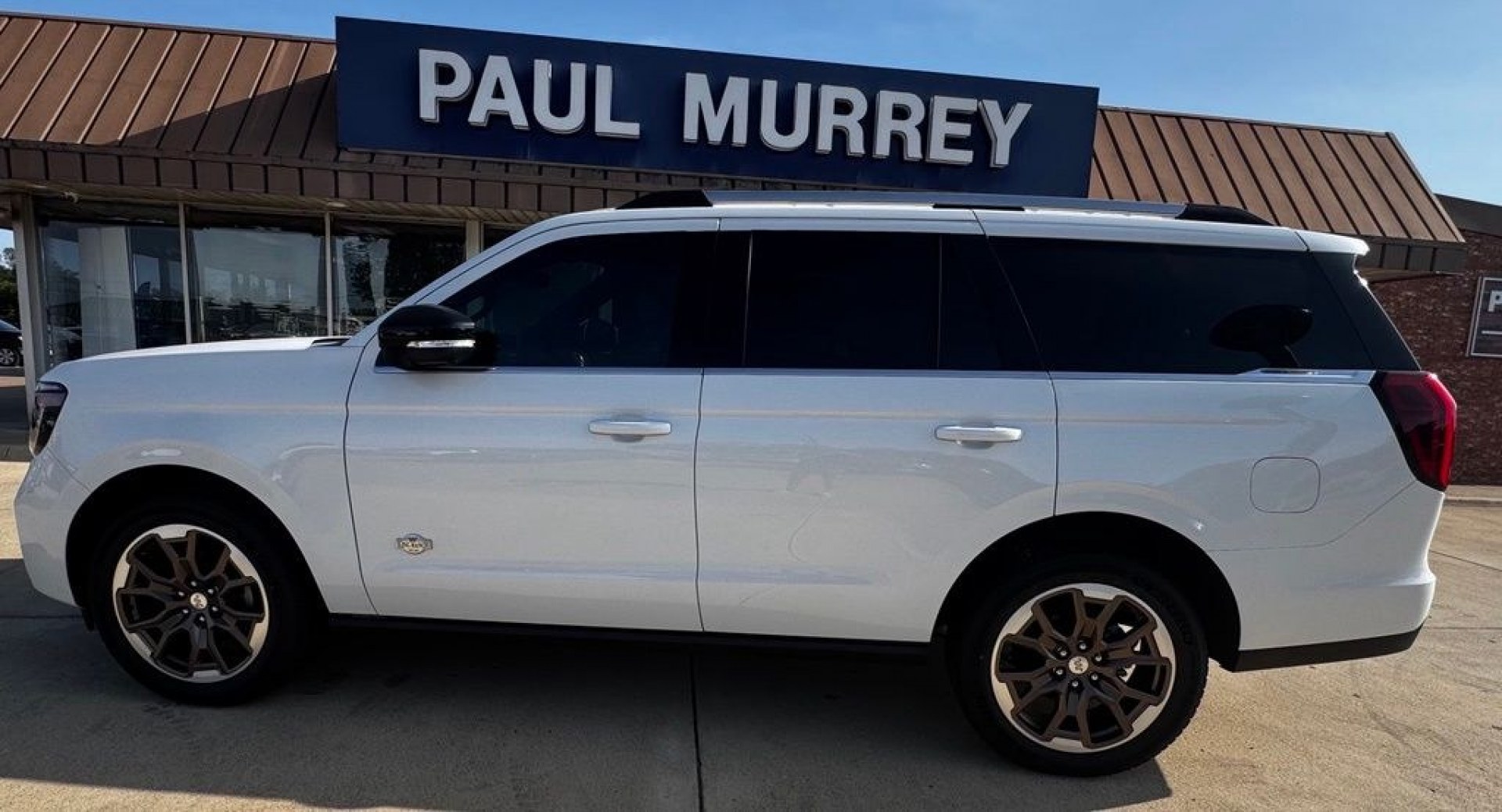 2027 White Metallic /Mesa Ford Expedition King Ranch (1FMJU1P88VE) with an EcoBoost 3.5L V6 GTDi DOHC 24V Twin Turbocharged engine, Automatic transmission, located at 1105 E Mulberry, Kaufman, TX, 75142, (972) 962-2151, 32.589550, -96.300926 - 4WD.<br>Star White Metallic Tri-Coat 2027 Ford Expedition 4D Sport Utility King Ranch 4WD 10-Speed Automatic EcoBoost 3.5L V6 GTDi DOHC 24V Twin Turbocharged 15/22 City/Highway MPG- Photo#2