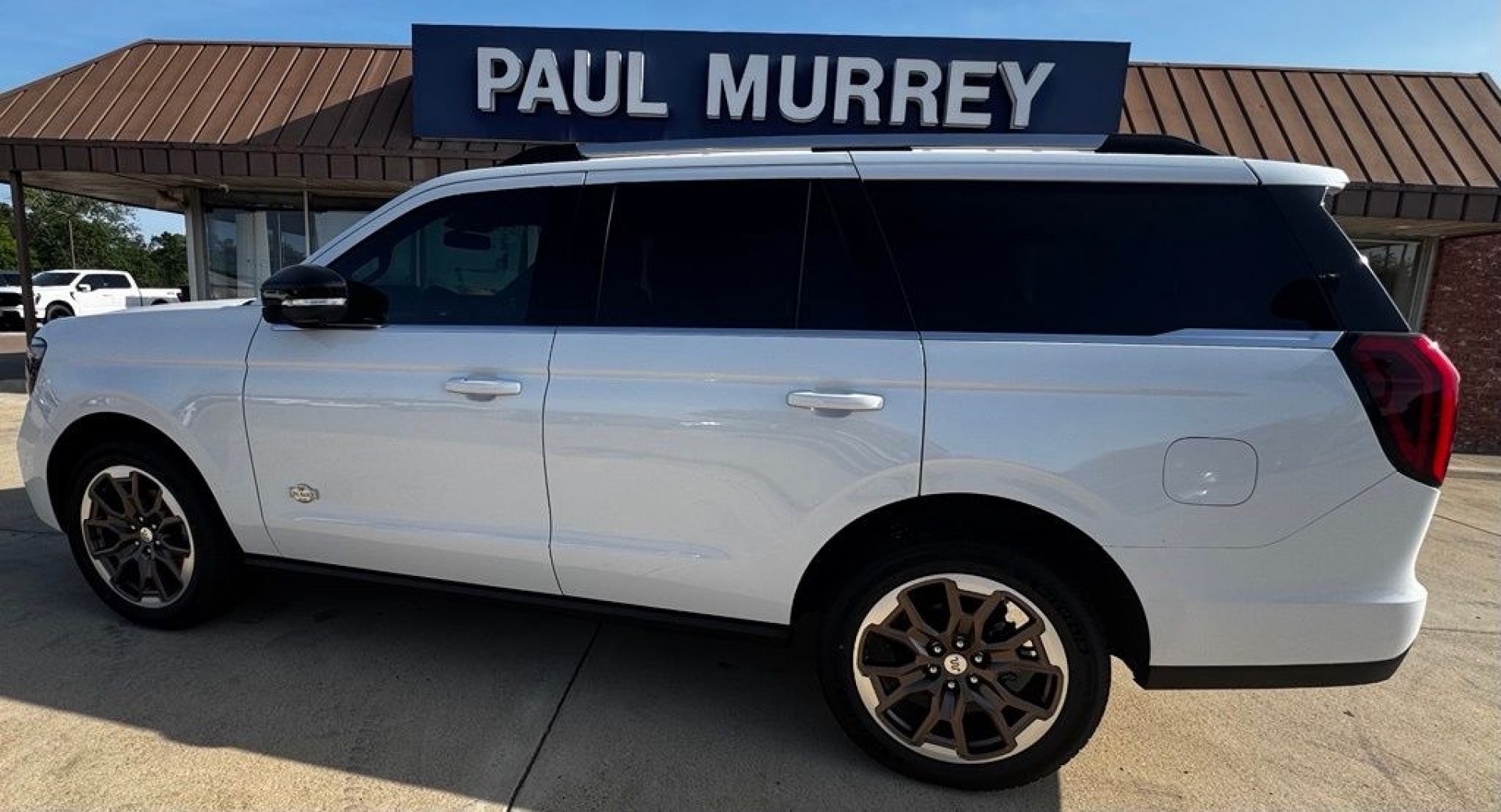2027 White Metallic /Mesa Ford Expedition King Ranch (1FMJU1P88VE) with an EcoBoost 3.5L V6 GTDi DOHC 24V Twin Turbocharged engine, Automatic transmission, located at 1105 E Mulberry, Kaufman, TX, 75142, (972) 962-2151, 32.589550, -96.300926 - 4WD.<br>Star White Metallic Tri-Coat 2027 Ford Expedition 4D Sport Utility King Ranch 4WD 10-Speed Automatic EcoBoost 3.5L V6 GTDi DOHC 24V Twin Turbocharged 15/22 City/Highway MPG- Photo#3