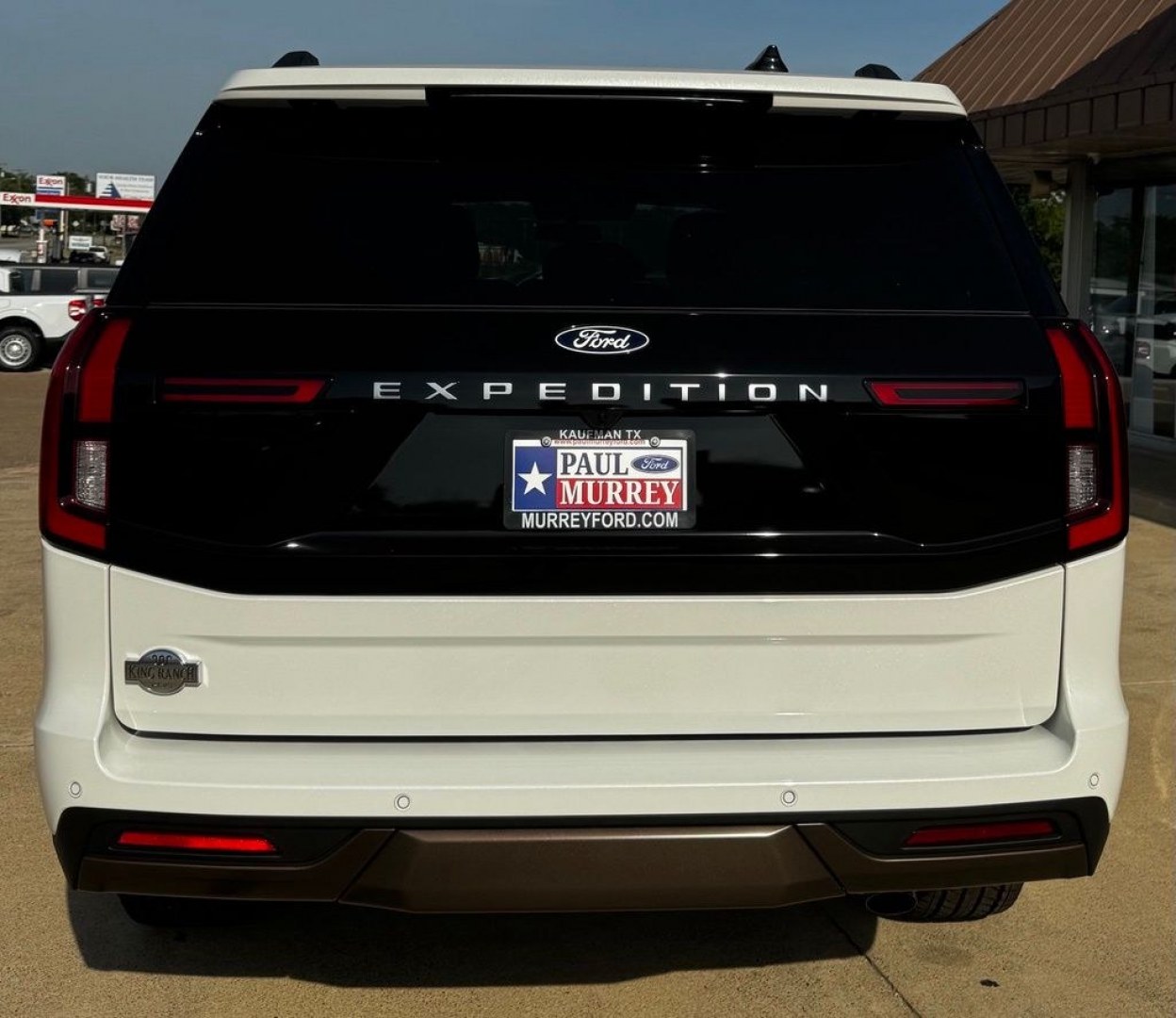 2027 White Metallic /Mesa Ford Expedition King Ranch (1FMJU1P88VE) with an EcoBoost 3.5L V6 GTDi DOHC 24V Twin Turbocharged engine, Automatic transmission, located at 1105 E Mulberry, Kaufman, TX, 75142, (972) 962-2151, 32.589550, -96.300926 - 4WD.<br>Star White Metallic Tri-Coat 2027 Ford Expedition 4D Sport Utility King Ranch 4WD 10-Speed Automatic EcoBoost 3.5L V6 GTDi DOHC 24V Twin Turbocharged 15/22 City/Highway MPG- Photo#5