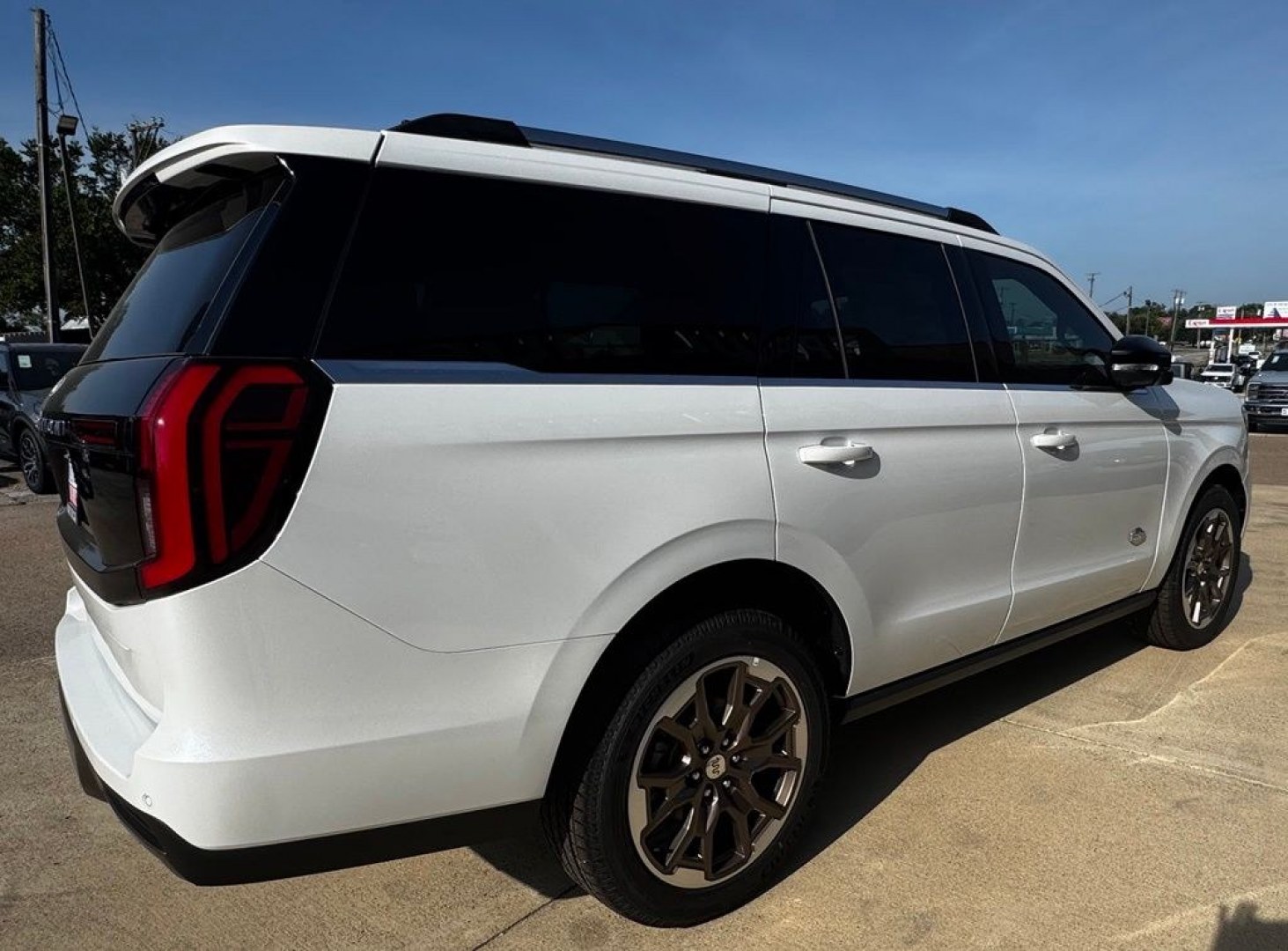 2027 White Metallic /Mesa Ford Expedition King Ranch (1FMJU1P88VE) with an EcoBoost 3.5L V6 GTDi DOHC 24V Twin Turbocharged engine, Automatic transmission, located at 1105 E Mulberry, Kaufman, TX, 75142, (972) 962-2151, 32.589550, -96.300926 - 4WD.<br>Star White Metallic Tri-Coat 2027 Ford Expedition 4D Sport Utility King Ranch 4WD 10-Speed Automatic EcoBoost 3.5L V6 GTDi DOHC 24V Twin Turbocharged 15/22 City/Highway MPG- Photo#7