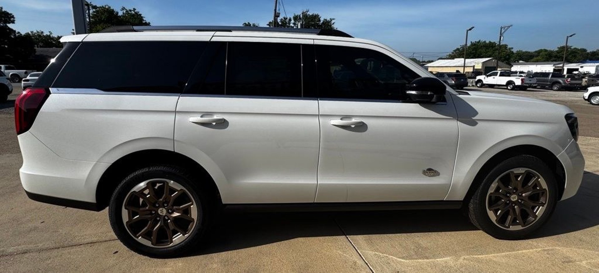 2027 White Metallic /Mesa Ford Expedition King Ranch (1FMJU1P88VE) with an EcoBoost 3.5L V6 GTDi DOHC 24V Twin Turbocharged engine, Automatic transmission, located at 1105 E Mulberry, Kaufman, TX, 75142, (972) 962-2151, 32.589550, -96.300926 - 4WD.<br>Star White Metallic Tri-Coat 2027 Ford Expedition 4D Sport Utility King Ranch 4WD 10-Speed Automatic EcoBoost 3.5L V6 GTDi DOHC 24V Twin Turbocharged 15/22 City/Highway MPG- Photo#8