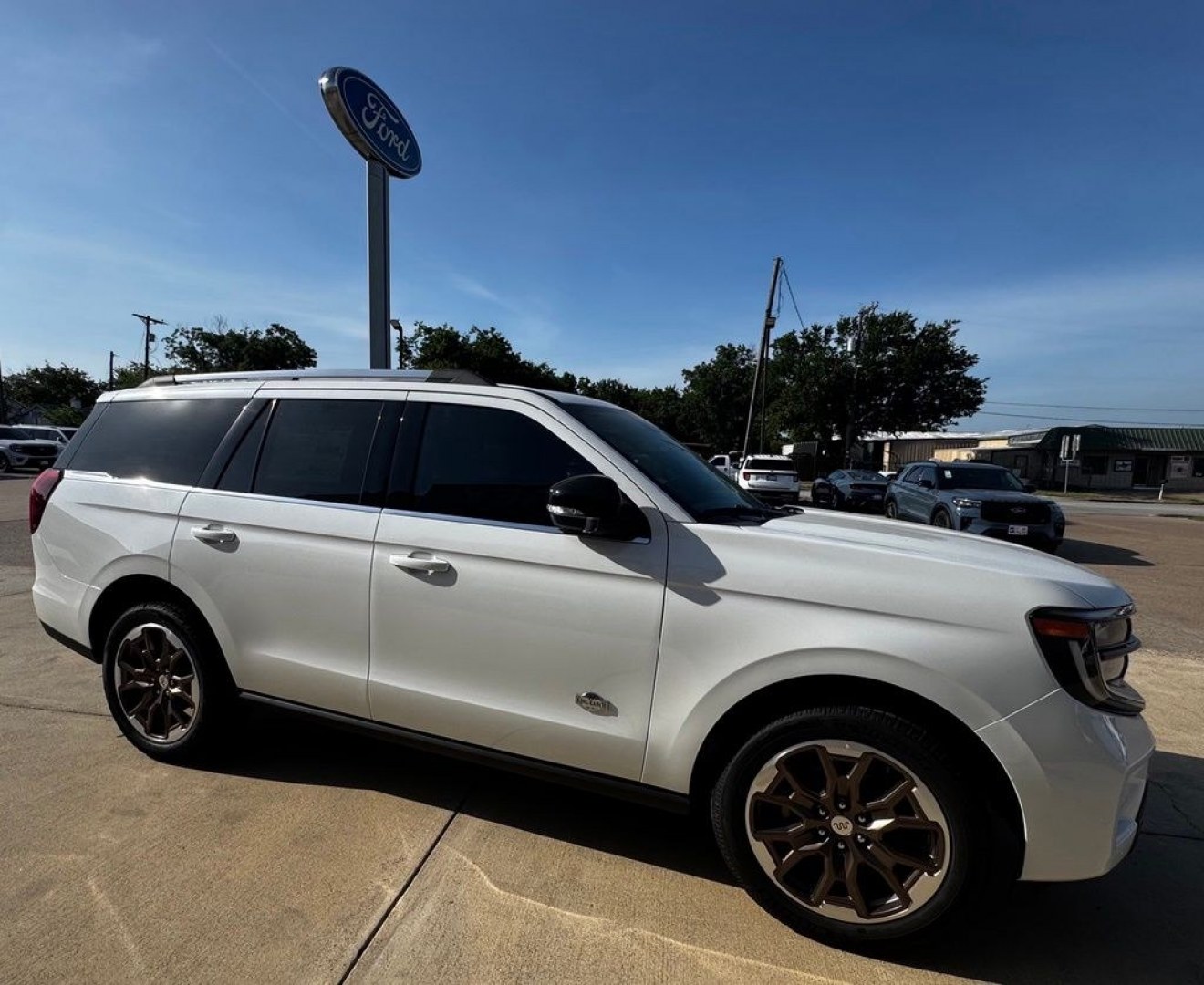 2027 White Metallic /Mesa Ford Expedition King Ranch (1FMJU1P88VE) with an EcoBoost 3.5L V6 GTDi DOHC 24V Twin Turbocharged engine, Automatic transmission, located at 1105 E Mulberry, Kaufman, TX, 75142, (972) 962-2151, 32.589550, -96.300926 - 4WD.<br>Star White Metallic Tri-Coat 2027 Ford Expedition 4D Sport Utility King Ranch 4WD 10-Speed Automatic EcoBoost 3.5L V6 GTDi DOHC 24V Twin Turbocharged 15/22 City/Highway MPG- Photo#9