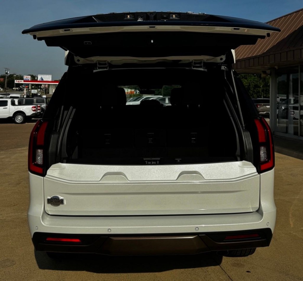 2027 White Metallic /Mesa Ford Expedition King Ranch (1FMJU1P88VE) with an EcoBoost 3.5L V6 GTDi DOHC 24V Twin Turbocharged engine, Automatic transmission, located at 1105 E Mulberry, Kaufman, TX, 75142, (972) 962-2151, 32.589550, -96.300926 - 4WD.<br>Star White Metallic Tri-Coat 2027 Ford Expedition 4D Sport Utility King Ranch 4WD 10-Speed Automatic EcoBoost 3.5L V6 GTDi DOHC 24V Twin Turbocharged 15/22 City/Highway MPG- Photo#10