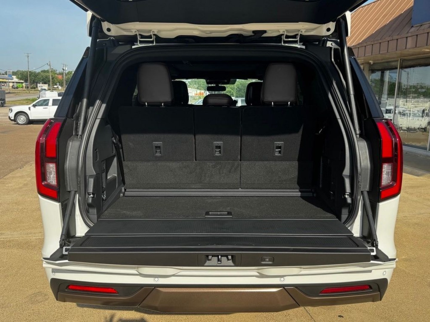 2027 White Metallic /Mesa Ford Expedition King Ranch (1FMJU1P88VE) with an EcoBoost 3.5L V6 GTDi DOHC 24V Twin Turbocharged engine, Automatic transmission, located at 1105 E Mulberry, Kaufman, TX, 75142, (972) 962-2151, 32.589550, -96.300926 - 4WD.<br>Star White Metallic Tri-Coat 2027 Ford Expedition 4D Sport Utility King Ranch 4WD 10-Speed Automatic EcoBoost 3.5L V6 GTDi DOHC 24V Twin Turbocharged 15/22 City/Highway MPG- Photo#11