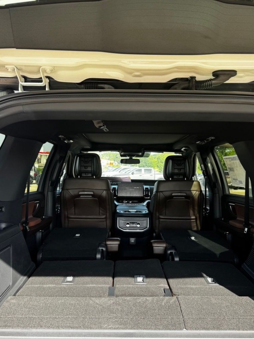 2027 White Metallic /Mesa Ford Expedition King Ranch (1FMJU1P88VE) with an EcoBoost 3.5L V6 GTDi DOHC 24V Twin Turbocharged engine, Automatic transmission, located at 1105 E Mulberry, Kaufman, TX, 75142, (972) 962-2151, 32.589550, -96.300926 - 4WD.<br>Star White Metallic Tri-Coat 2027 Ford Expedition 4D Sport Utility King Ranch 4WD 10-Speed Automatic EcoBoost 3.5L V6 GTDi DOHC 24V Twin Turbocharged 15/22 City/Highway MPG- Photo#16