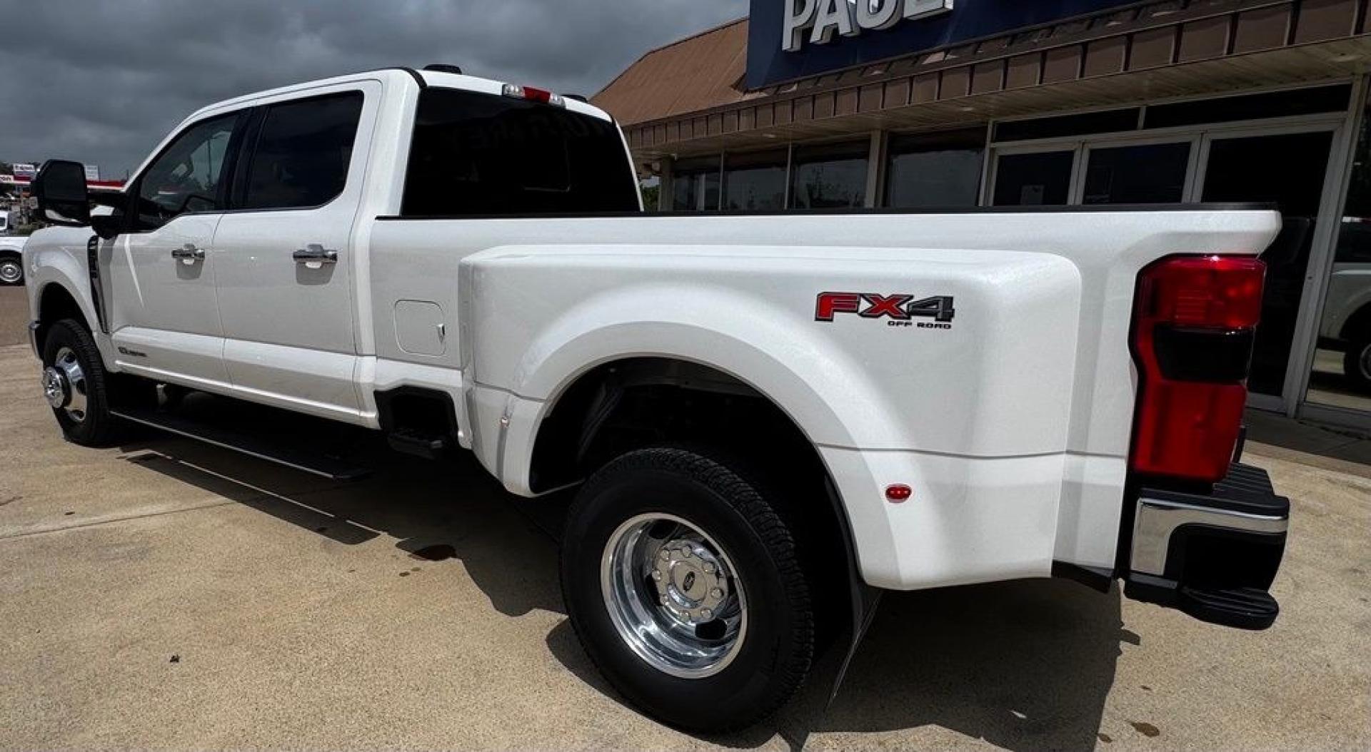 2026 White Metallic /Black Onyx Ford F-350SD Lariat (1FT8W3DT3TE) with an Power Stroke 6.7L V8 DI 32V OHV Turbodiesel engine, Automatic transmission, located at 1105 E Mulberry, Kaufman, TX, 75142, (972) 962-2151, 32.589550, -96.300926 - $5,165 off MSRP!<br><br>4WD.<br>Star White Metallic Tri-Coat 2026 Ford F-350SD 4D Crew Cab Lariat DRW 4WD 10-Speed Automatic Power Stroke 6.7L V8 DI 32V OHV Turbodiesel Price includes: $1000 - Retail Customer Cash. Exp. 09/30/2026- Photo#2
