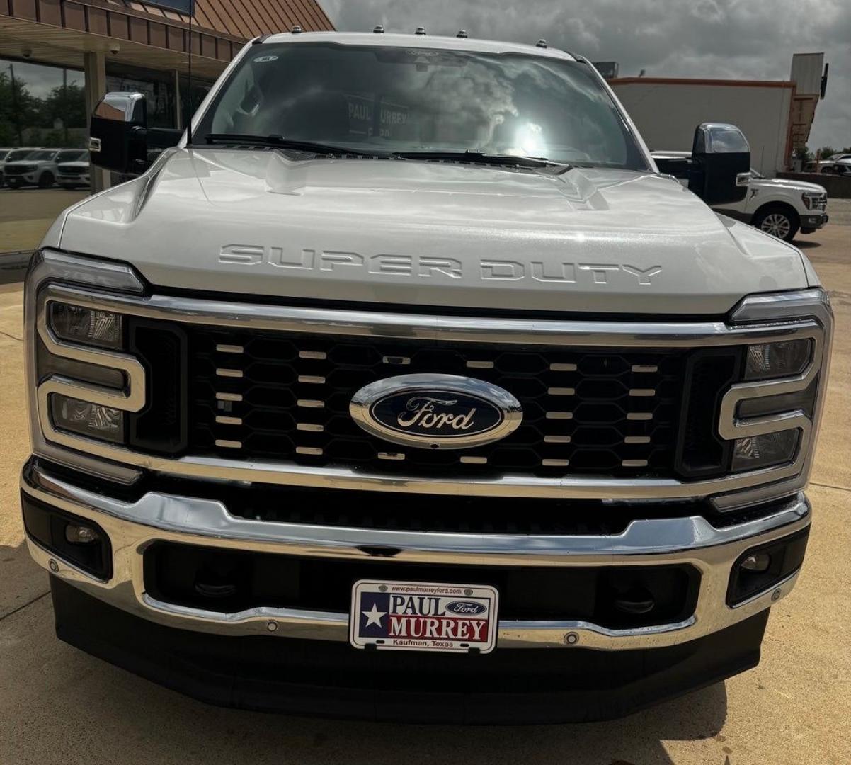 2026 White Metallic /Black Onyx Ford F-350SD Lariat (1FT8W3DT3TE) with an Power Stroke 6.7L V8 DI 32V OHV Turbodiesel engine, Automatic transmission, located at 1105 E Mulberry, Kaufman, TX, 75142, (972) 962-2151, 32.589550, -96.300926 - $5,165 off MSRP!<br><br>4WD.<br>Star White Metallic Tri-Coat 2026 Ford F-350SD 4D Crew Cab Lariat DRW 4WD 10-Speed Automatic Power Stroke 6.7L V8 DI 32V OHV Turbodiesel Price includes: $1000 - Retail Customer Cash. Exp. 09/30/2026- Photo#3