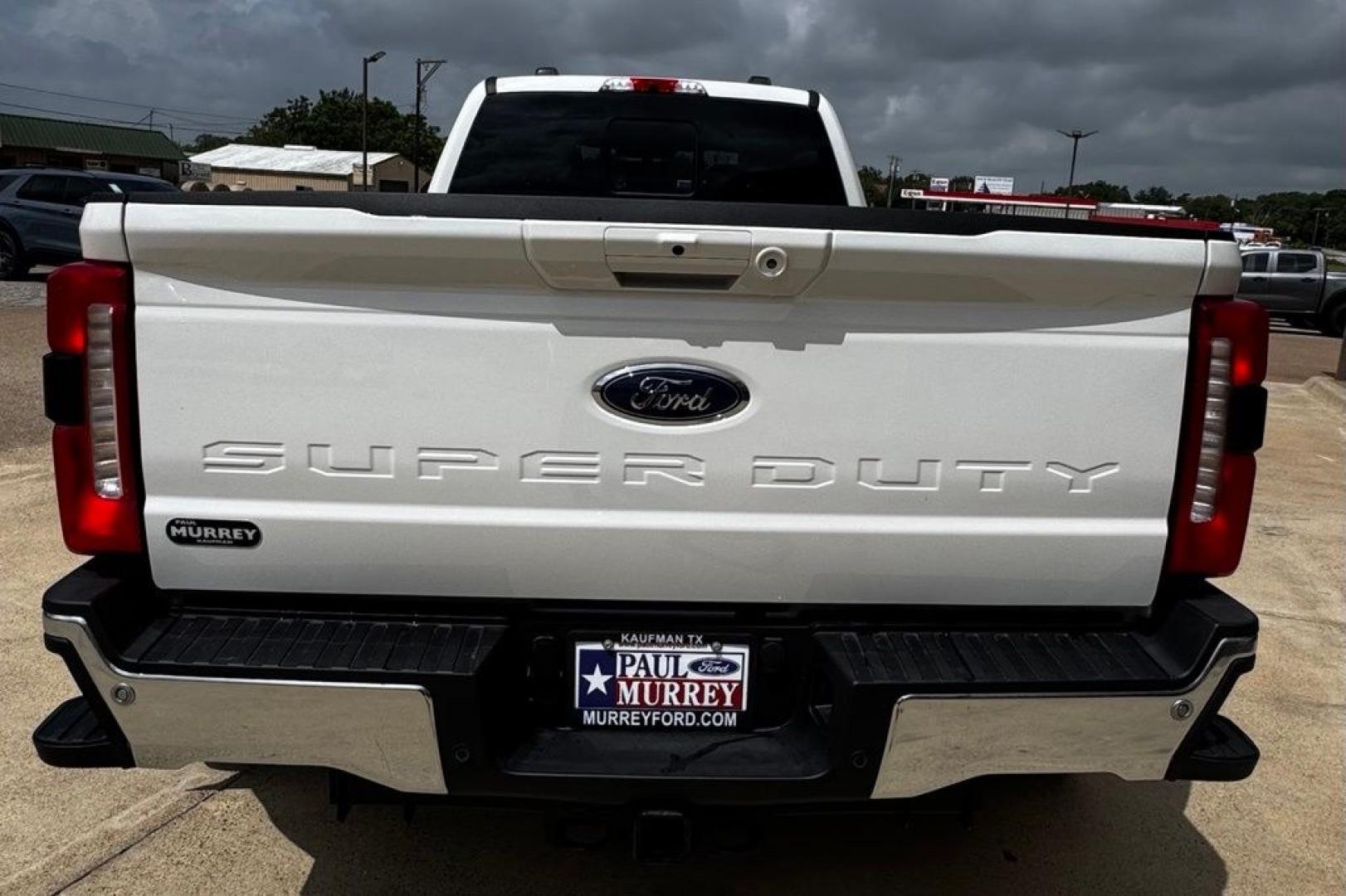 2026 White Metallic /Black Onyx Ford F-350SD Lariat (1FT8W3DT3TE) with an Power Stroke 6.7L V8 DI 32V OHV Turbodiesel engine, Automatic transmission, located at 1105 E Mulberry, Kaufman, TX, 75142, (972) 962-2151, 32.589550, -96.300926 - $5,165 off MSRP!<br><br>4WD.<br>Star White Metallic Tri-Coat 2026 Ford F-350SD 4D Crew Cab Lariat DRW 4WD 10-Speed Automatic Power Stroke 6.7L V8 DI 32V OHV Turbodiesel Price includes: $1000 - Retail Customer Cash. Exp. 09/30/2026- Photo#4
